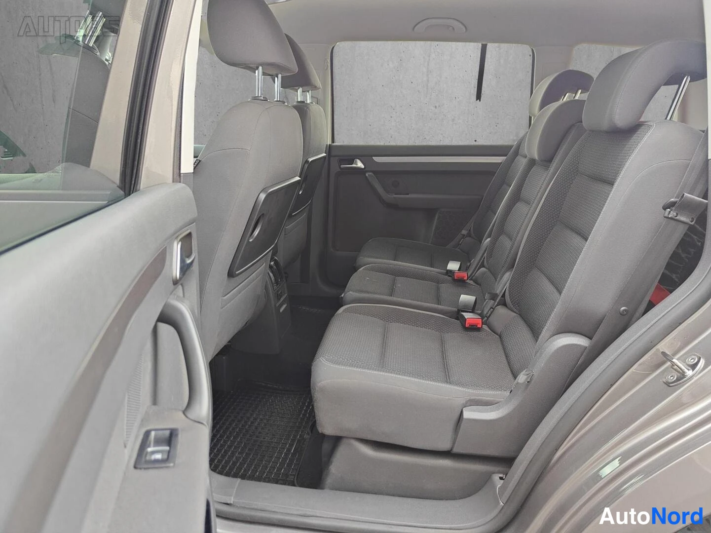 Ruskea Volkswagen Touran 2011, takaistuimet, kuva 16