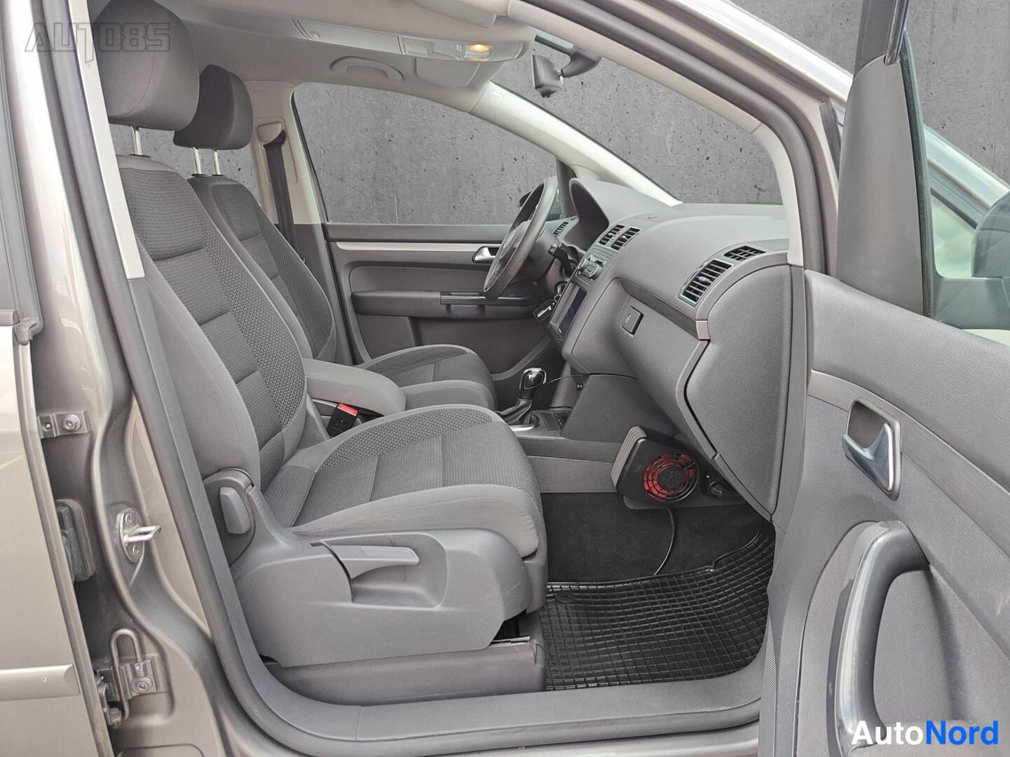 Ruskea Volkswagen Touran 2011, etuistuimet, kuva 15