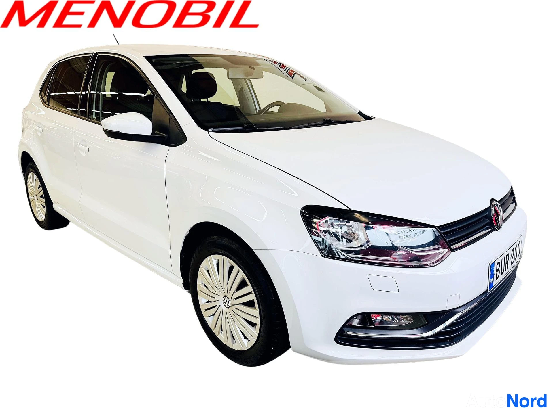 Etuviisto, nokka oikealle: Valkoinen Volkswagen Polo -henkilöauto kuvattuna vasemmalta edestä, näyttäen koko ajoneuvon profiilia