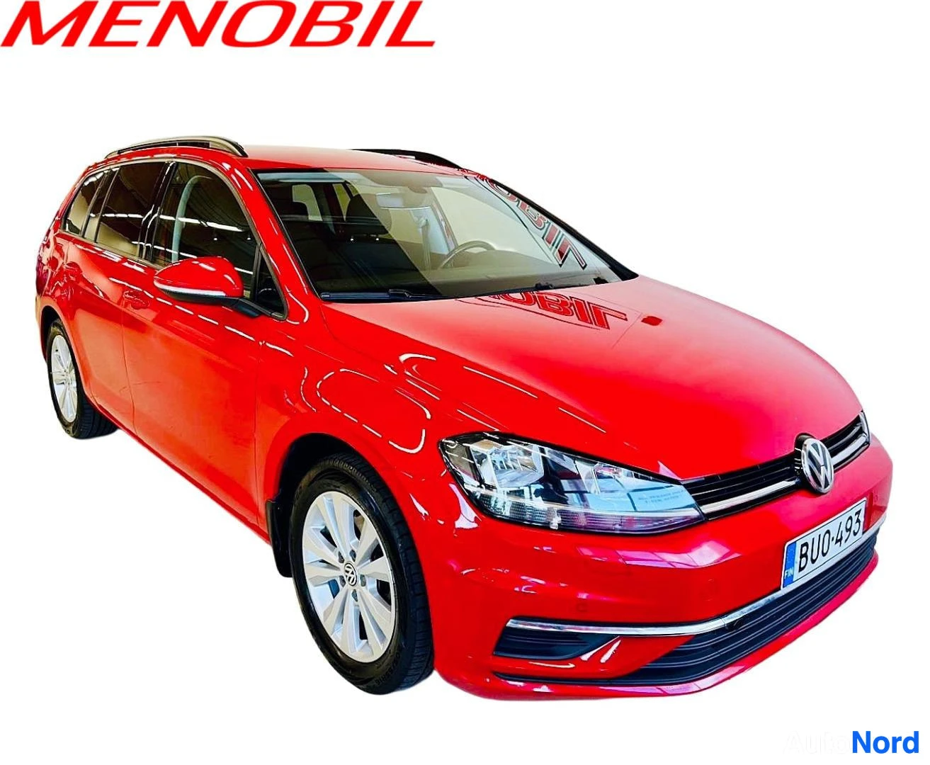 Etuviisto, nokka vasemmalle: Punainen Volkswagen Golf Variant -farmari, kuvattu sivulta ja edestä. Rekisterikilpi näkyy