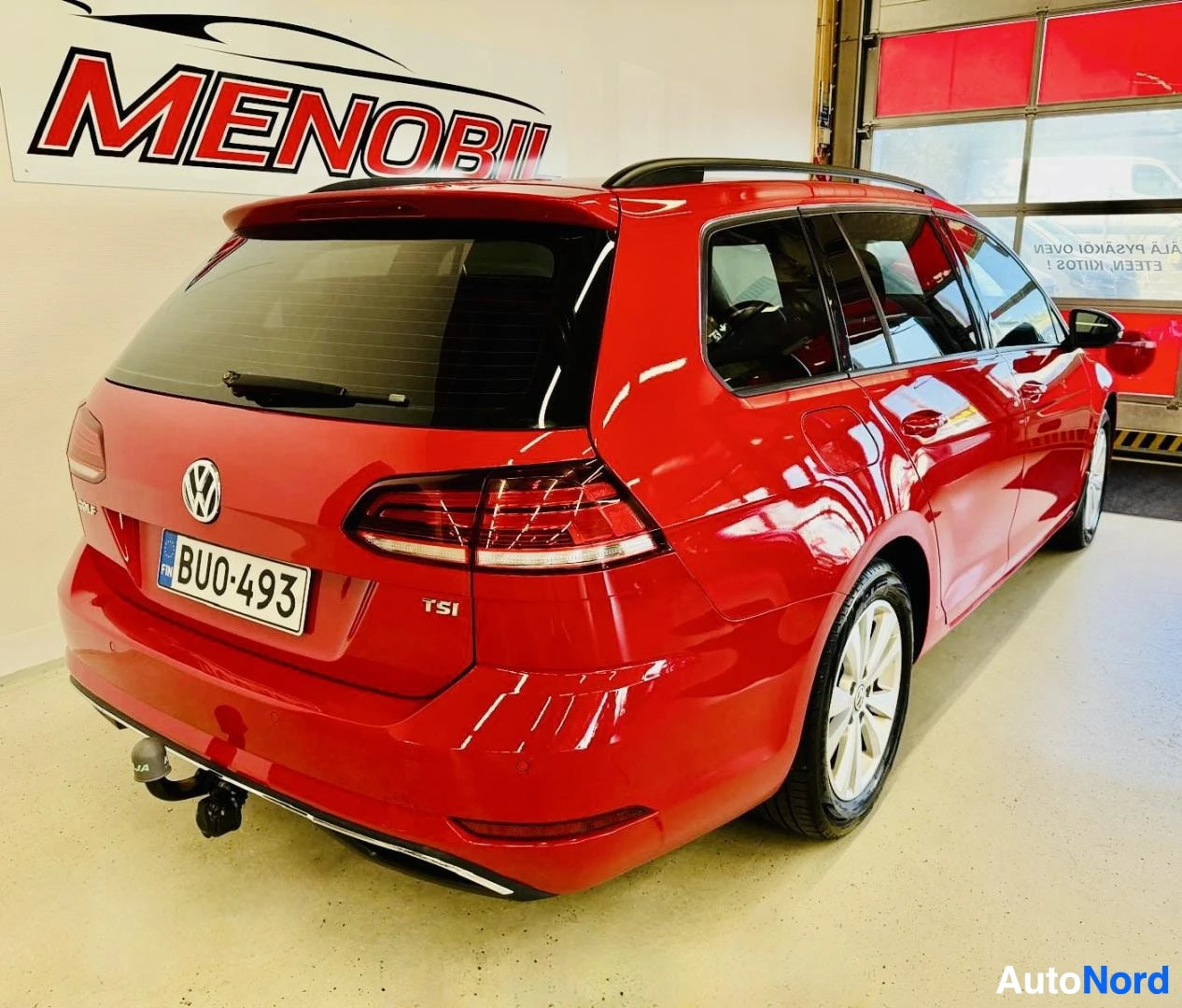 Takaviisto: Punainen Volkswagen Golf Variant, näkymä takakolmesta oikealle, pysäköity sisätiloihin. Rekisterinumero näkyy selvästi. Takaosassa näkyvät LED-takavalai