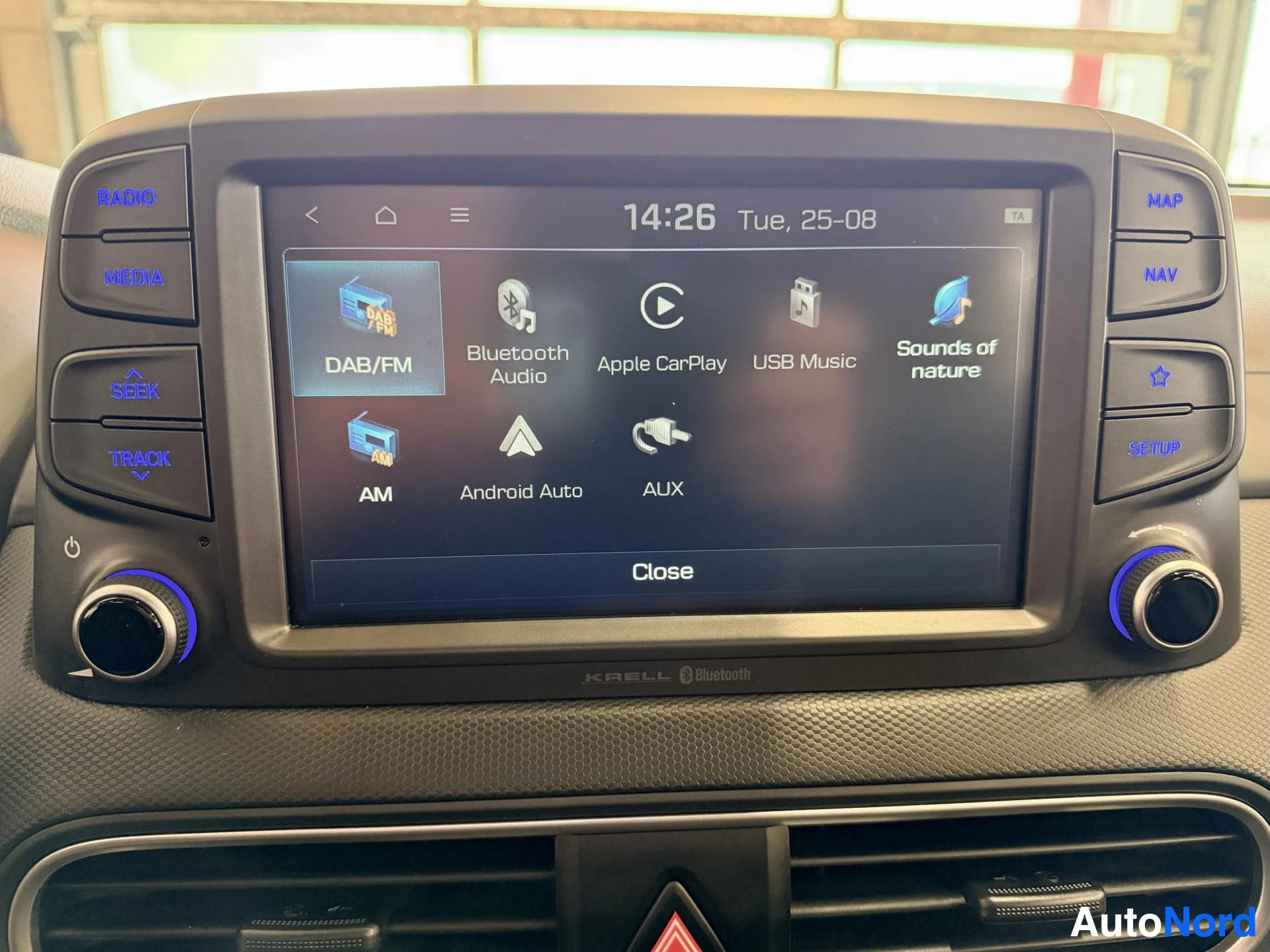 Ohjaamo: Auton sisäänrakennettu infotainment-järjestelmä näyttää multimedia-valikoiman, jossa näkyvät DAB/FM, Bluetooth Audio, Apple CarPlay, USB Music ja Android Auto -