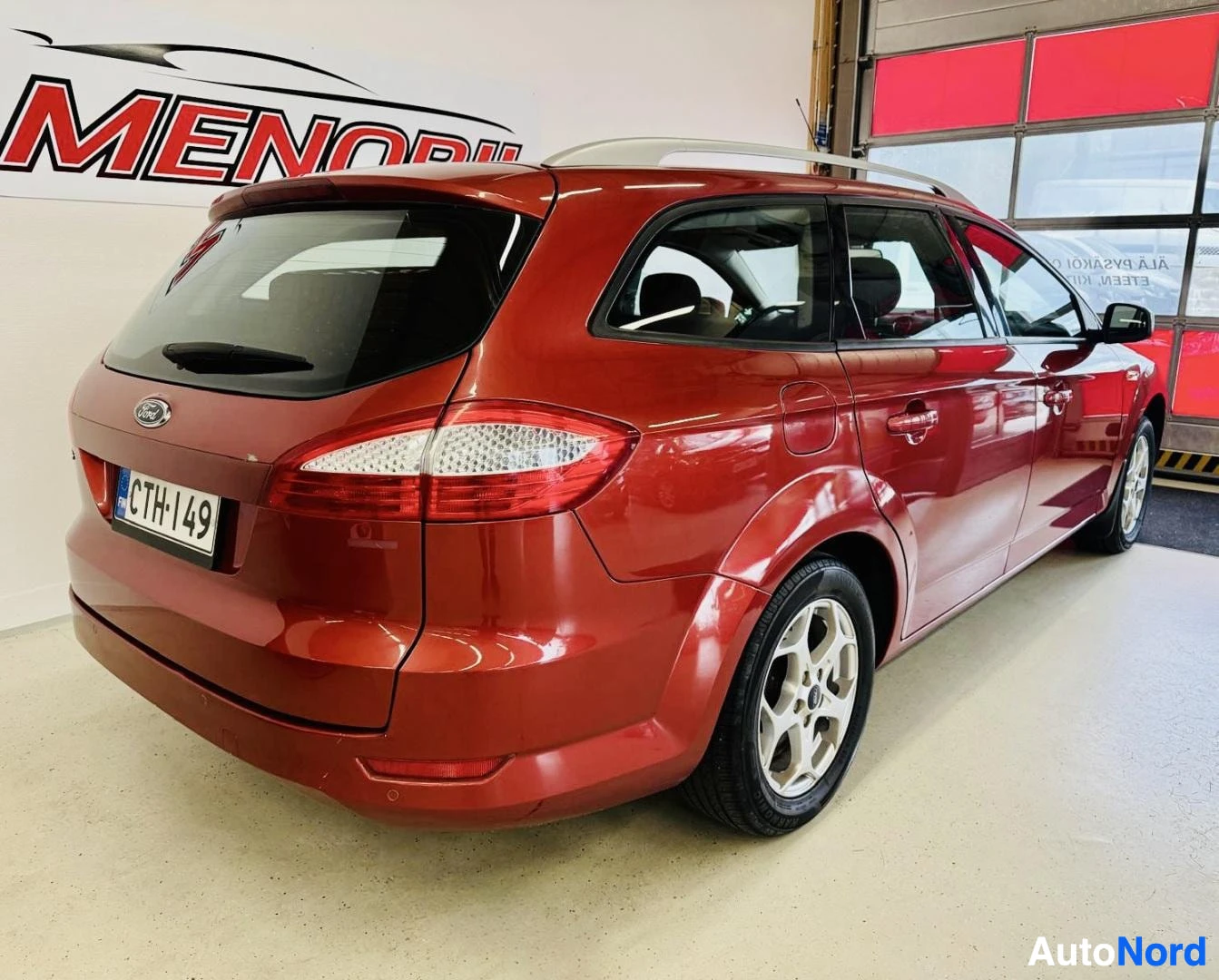 Takaviisto: Punainen Ford Mondeo -paketivaunu kylhelta kuvattuna, näkyy takaovi, rekisterikilvessa CTH149