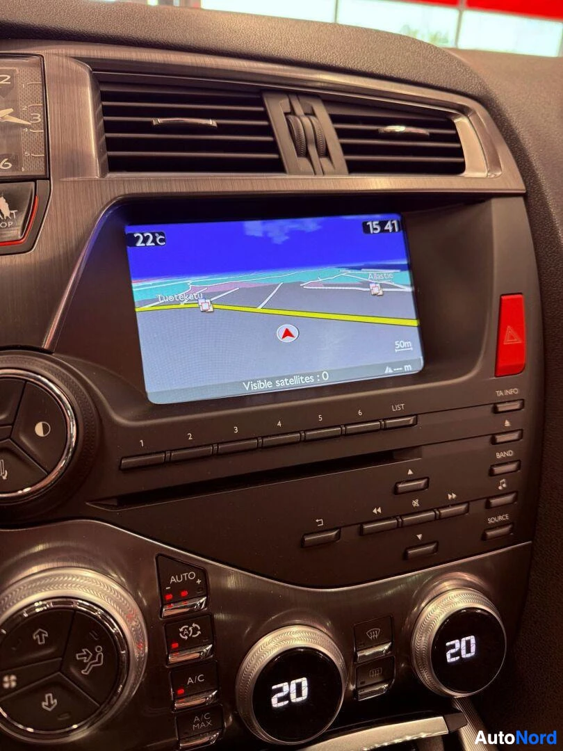 Yksityiskohta: Infotainment-näyttö näyttää navigaatiosignaaleja ja lämpötilamittari näyttää 22 astetta