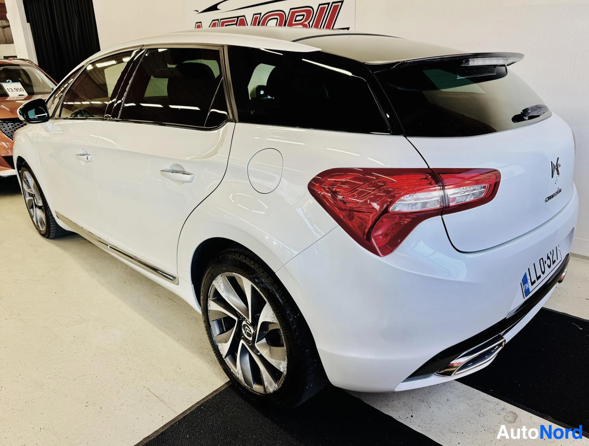 Takaviisto: Valkoinen Citroen DS5 taakaa kolmen neljänneksen näkymä, ovet auki, hallissa kuvattu