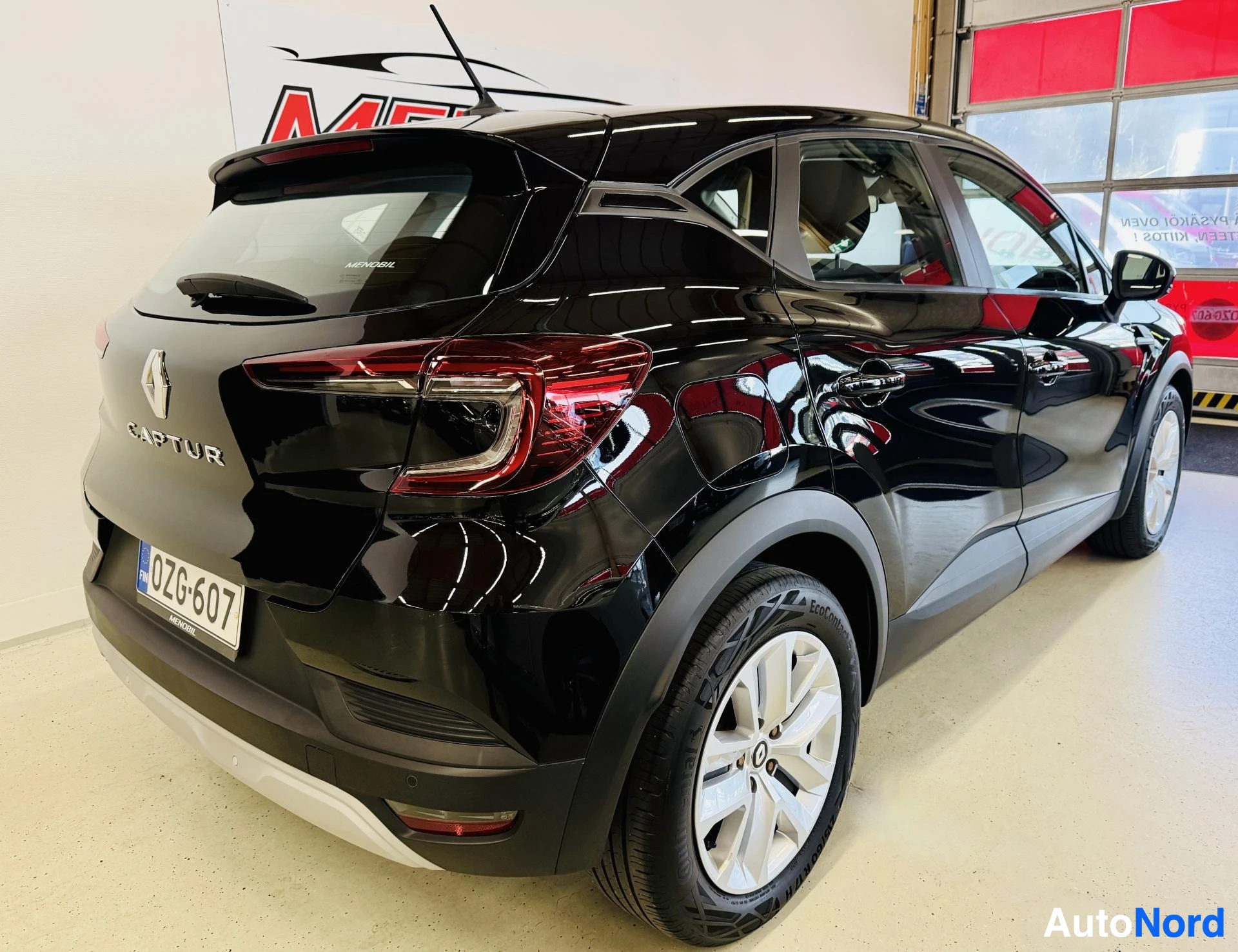 Takaviisto: Musta Renault Captur, ovet auki, kuvattu kolmelta neljännekseltä takaraiteen puolelta näkyvissä rekisterinumero 0ZG-607