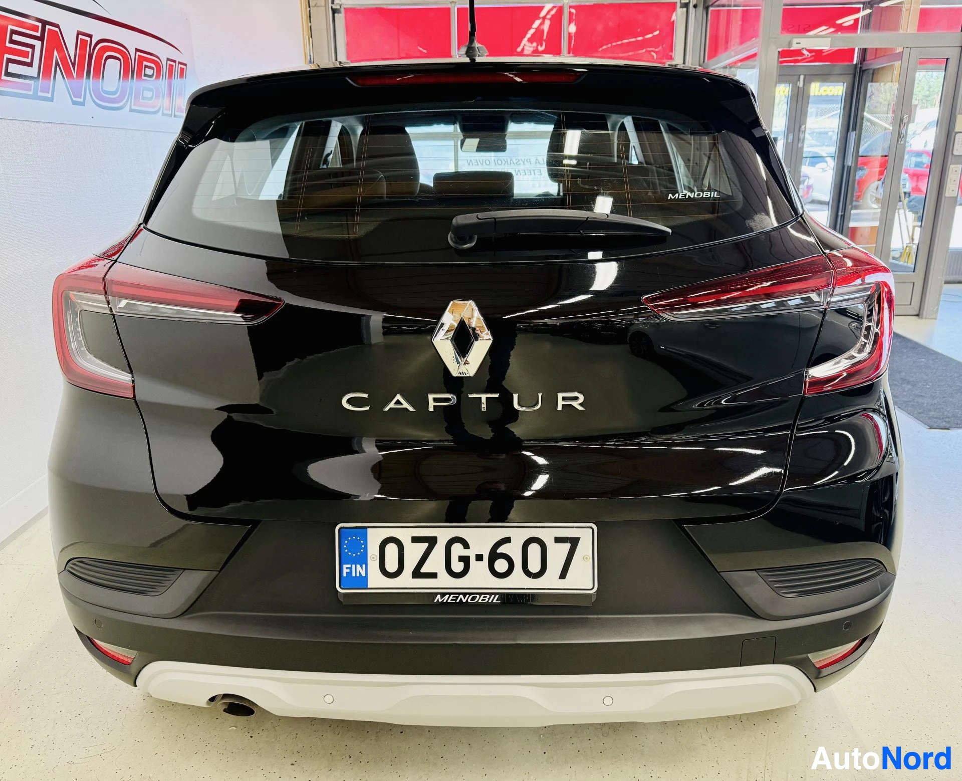Takaa: Renault Captur takaa kuvattuna, takatakaosassa "CAPTUR" teksti, rekisterinumero 0ZG-607, valkoiset alavalaistus-yksikkövalaisimet