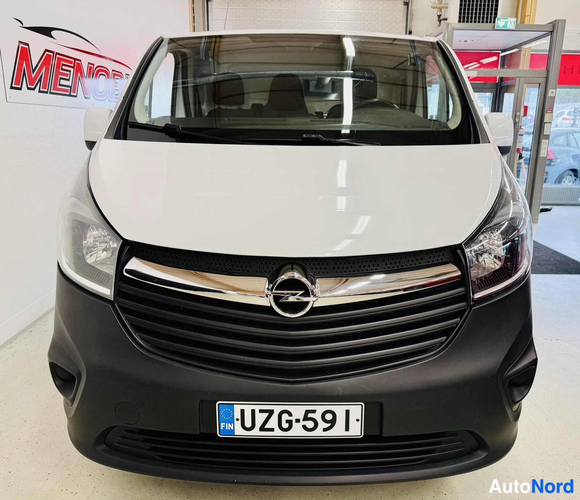Edestä: Pakettiauton etupuoli etuviistosta. Näkyy Opel-merkki, kromaatti- ja musta-väriset grilli ja puskuri, LED-valot. Rekisterikyltti