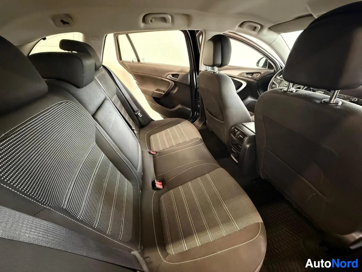 Musta Opel Insignia 2016, takaistuimet, kuva 15
