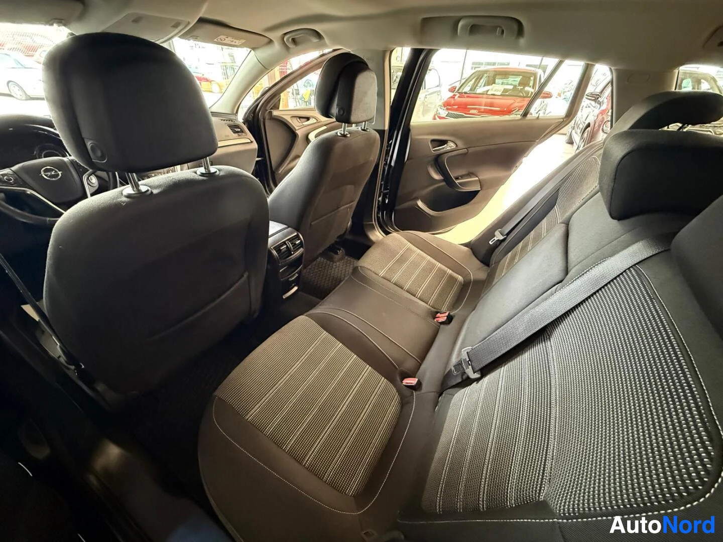 Musta Opel Insignia 2016, etuistuimet, kuva 14