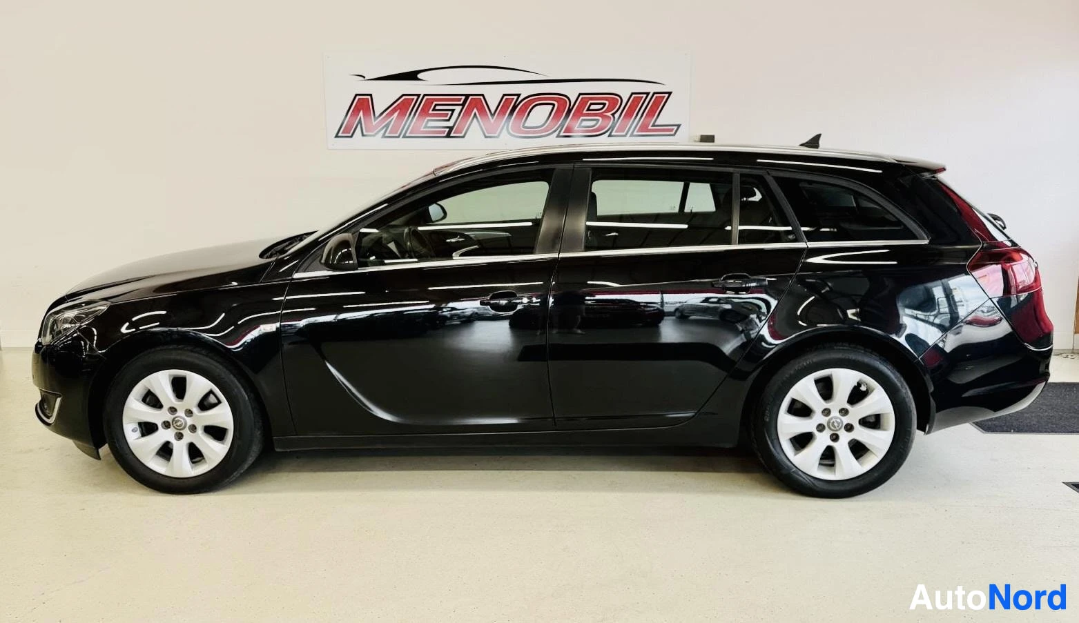 Musta Opel Insignia 2016, sivulta, kuva 4