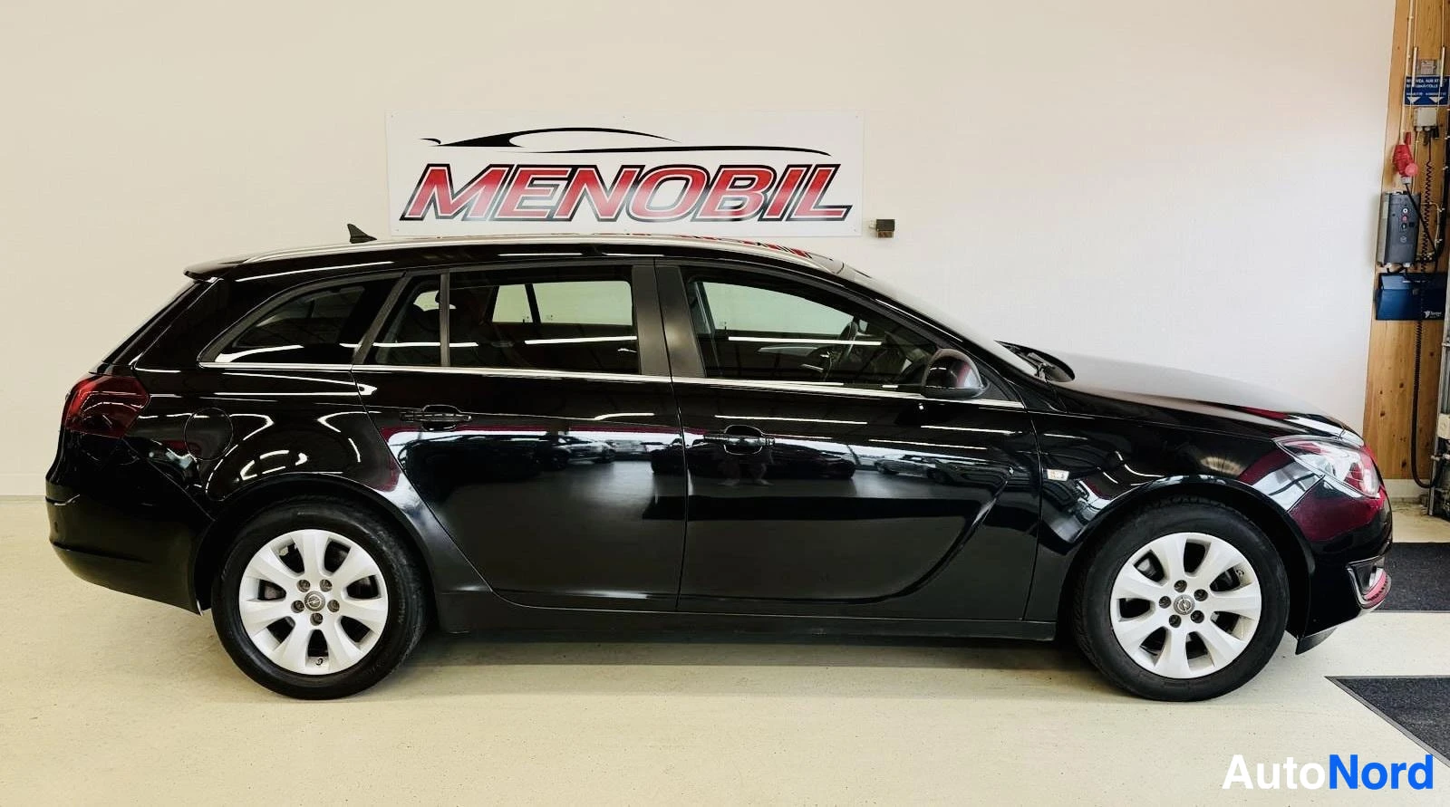 Musta Opel Insignia 2016, sivulta, kuva 5