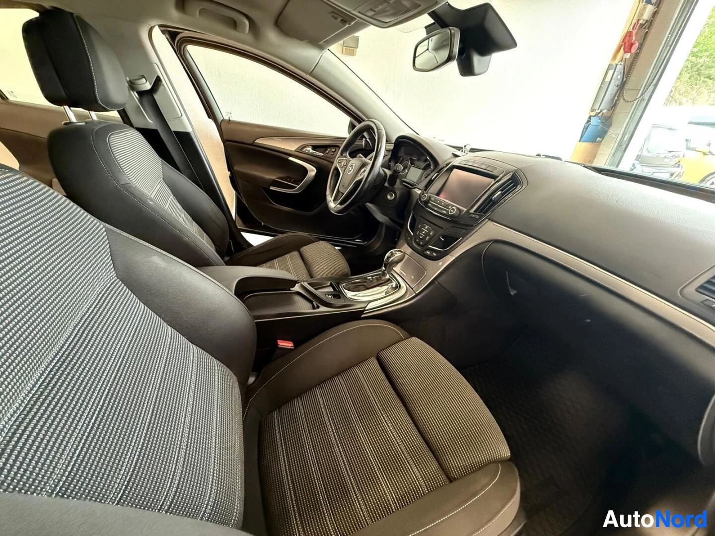 Musta Opel Insignia 2016, etuistuimet, kuva 12