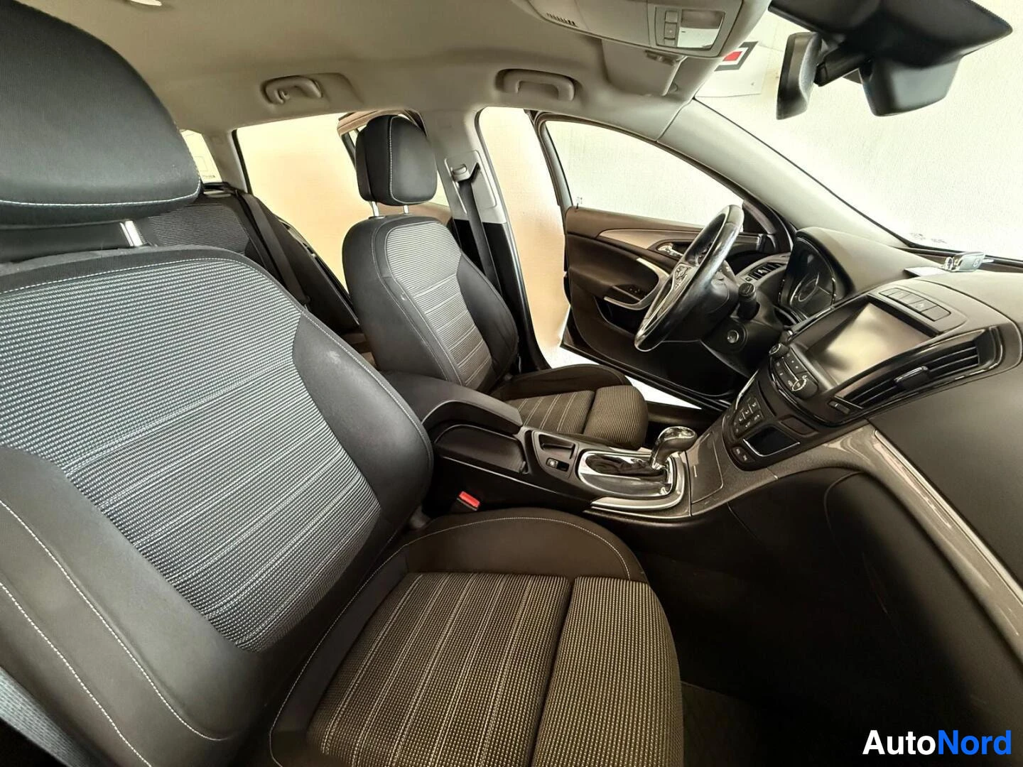 Musta Opel Insignia 2016, etuistuimet, kuva 13