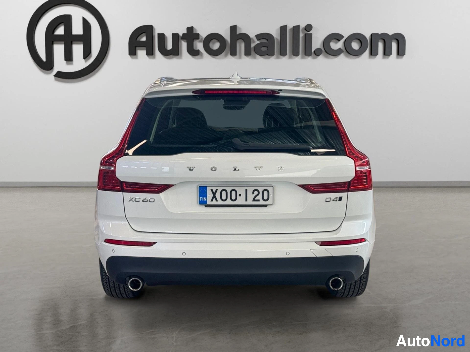 Takaa: Volvo XC60:n taka, valkoinen katumaasturi, näkyy rekisteritunniste X00·120, punaiset takavalaistut, kaksoispakoputket ja XC60-merkinnät.