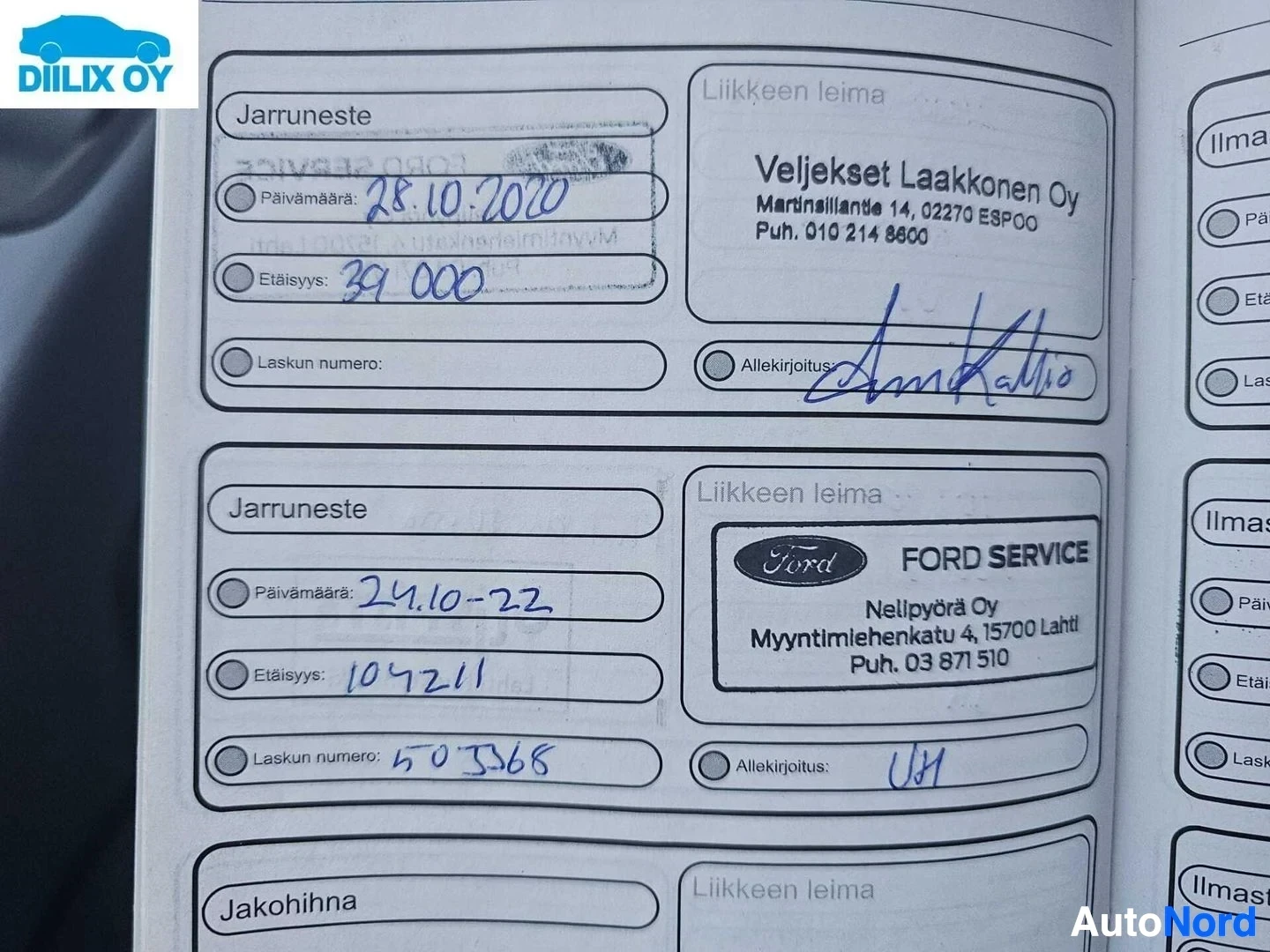 Asiakirja: Huoltokirjan avoin sivu, jossa näkyvät Veljekset Laakkonen Oy:n ja Ford Servicen Nailoyrä Oy:n merkinnöt huolto- ja korjaustiedoista.