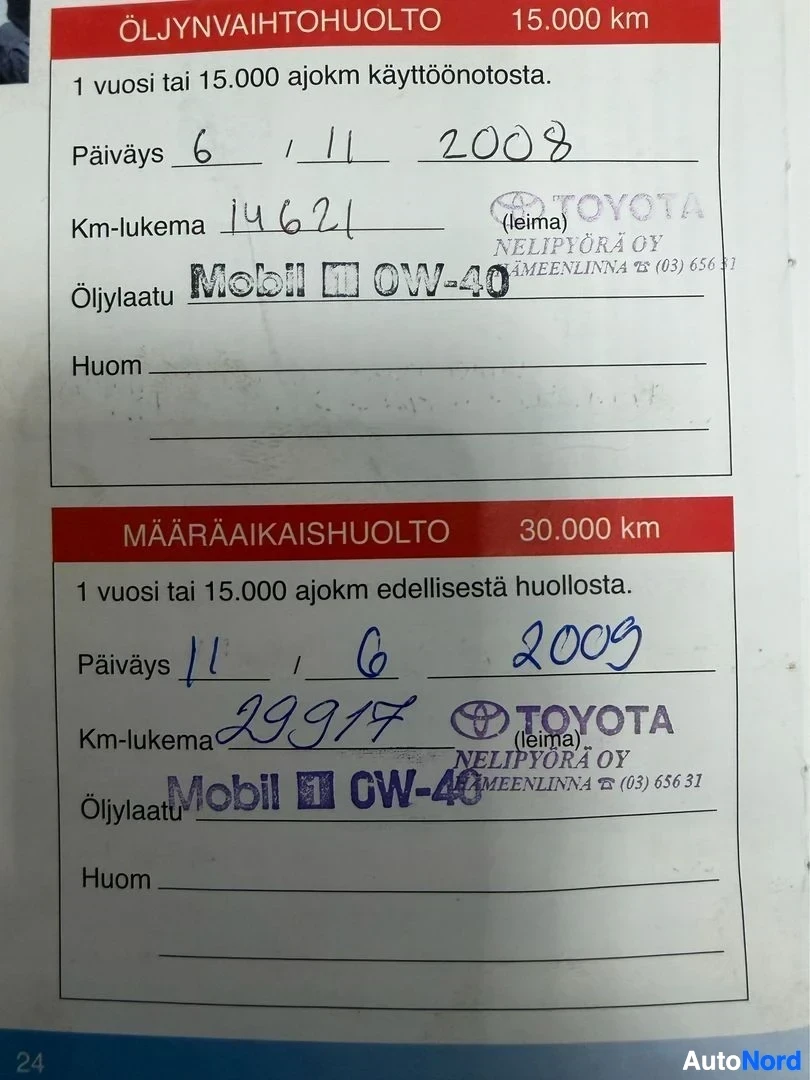 Asiakirja: Palvelun huolto-ohjekortit näyttävät kahden palvelun tiedot. Ylempi 15000 km:n huolto päivämäärällä 6/11/2002 ja kilometerilukemalla 14621. Alempi 30000 km:n hu