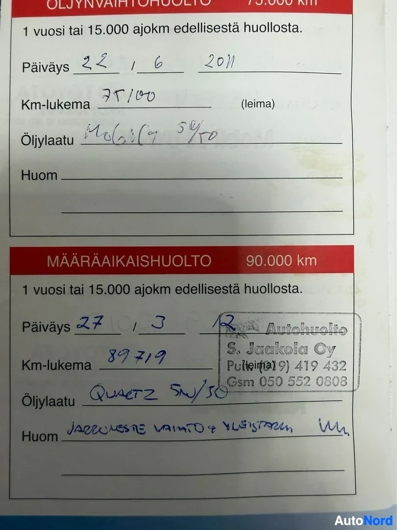 Asiakirja: Toyota-huoltokirjan sivut öljynvaihto- ja määräaikaishuolloista, sisältäen käsinkirjoitettuja merkintöjä