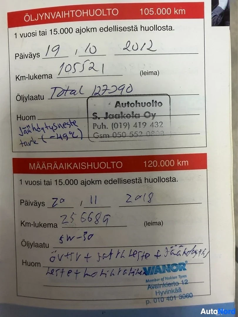 Asiakirja: Toyota-huoltokirjan sivut öljynvaihto- ja määräaikaishuolloista, käsinkirjoitetuilla merkinnöillä