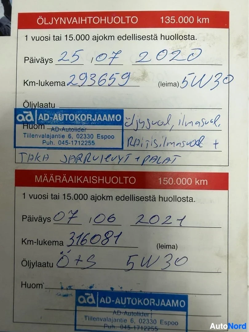 Asiakirja: Toyota-huoltokirjan sivut öljynvaihto- ja määräaikaishuolloista, käsinkirjoitetuilla merkinnöillä