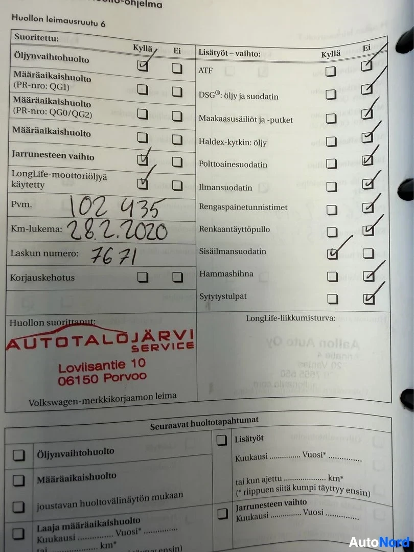Asiakirja: Volkswagen-huoltokirjan sivu, jossa palvelutietoja ja tarkistusruutuja. Pvm: 102 935, km-lukema: 282 7020, laskun numero: 76 21. Autotalojarvi service leima.