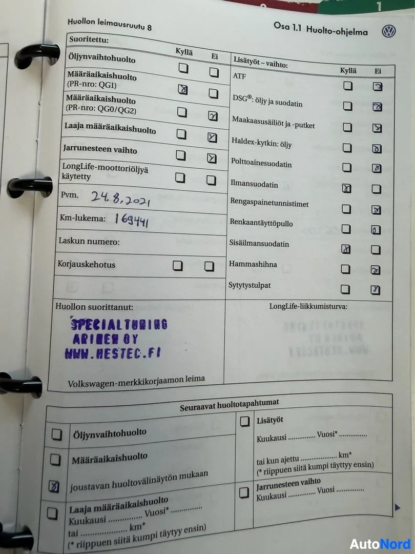 Asiakirja: Volkswagen-palvelun huoltokirjan sivu, jossa näkyy ajoneuvon huoltohistoria, tekniset tiedot ja varusteet.
