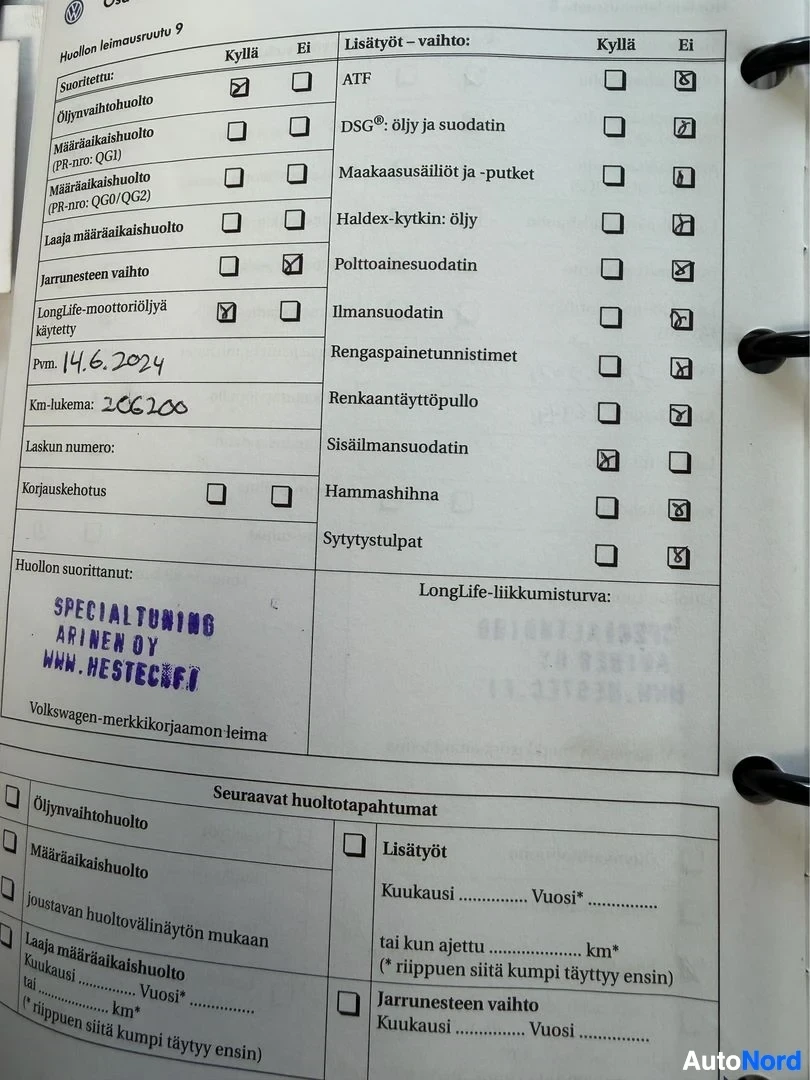 Asiakirja: Volkswagen-huoltokirjan sivu, jossa näkyy huoltojen dokumentointi ja varusteluettelo. Vasemmalla puolella on huoltovuosien merkinnät ja oikealla puolella lista