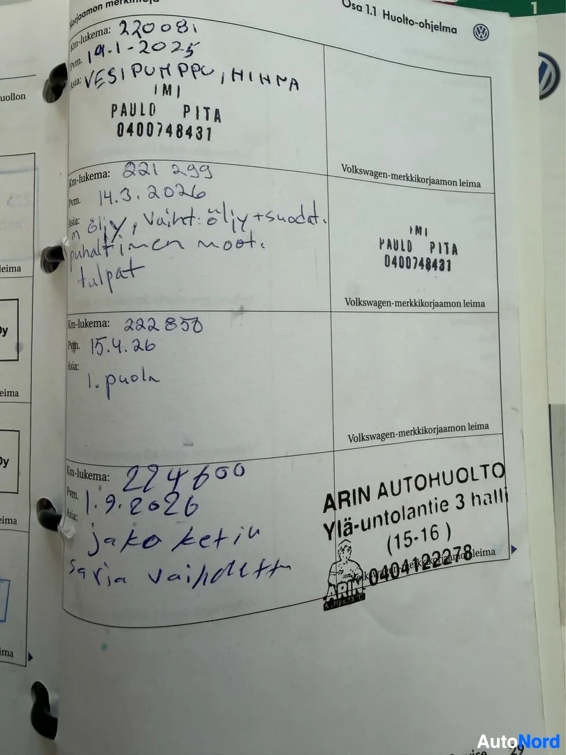 Asiakirja: Volkswagen-huoltokirjan sivu, jossa näkyy merkintöjä ja käsinkirjoitettuja merkintöjä korjaamoista. Paulo Pita -nimi ja numero 0400748431. Km-lukema 220081, pvm