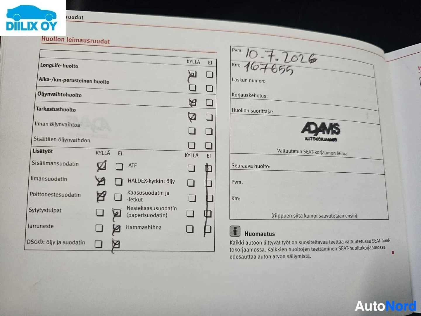 Asiakirja: Avoin huoltokirja, jossa näkyy Huollon leimausreuduissa ja ADAMS-autokorjaamon leima. Pvm. 10.7.2025 ja Km: 107655 kirjoitettuna.