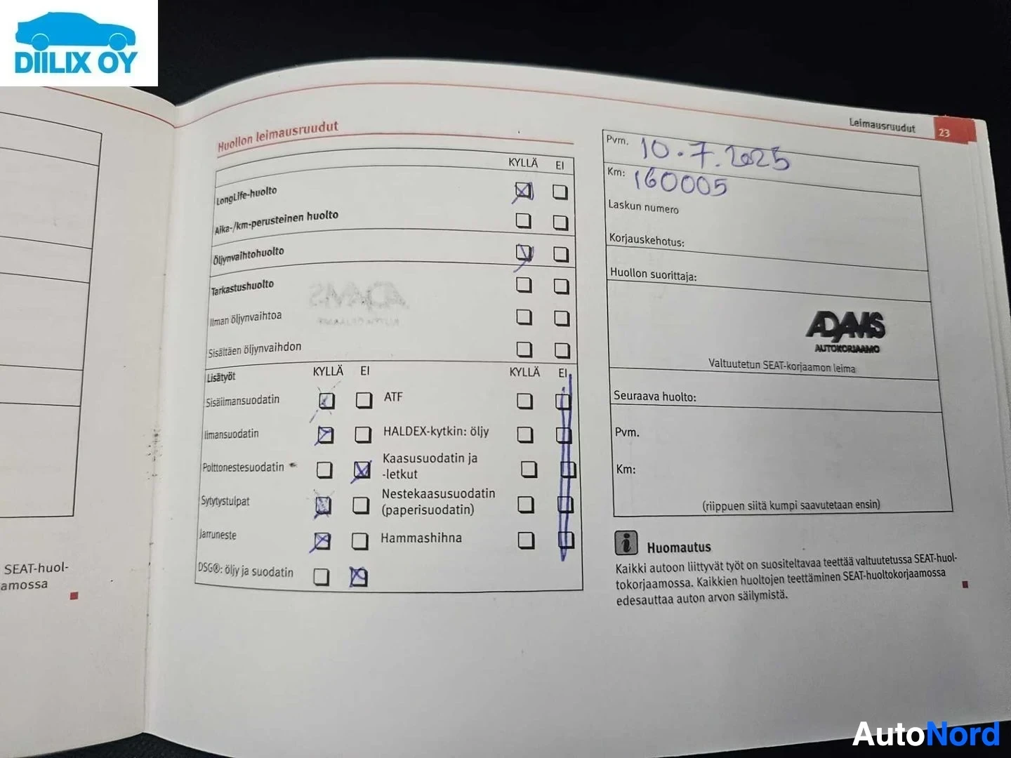 Asiakirja: Avoin huoltokirja, jossa näkyy Huollon leimausreuduissa ja ADAMS-autokorjaamon leima. Pvm. 10.7.2025 ja Km: 160005 kirjoitettuna.