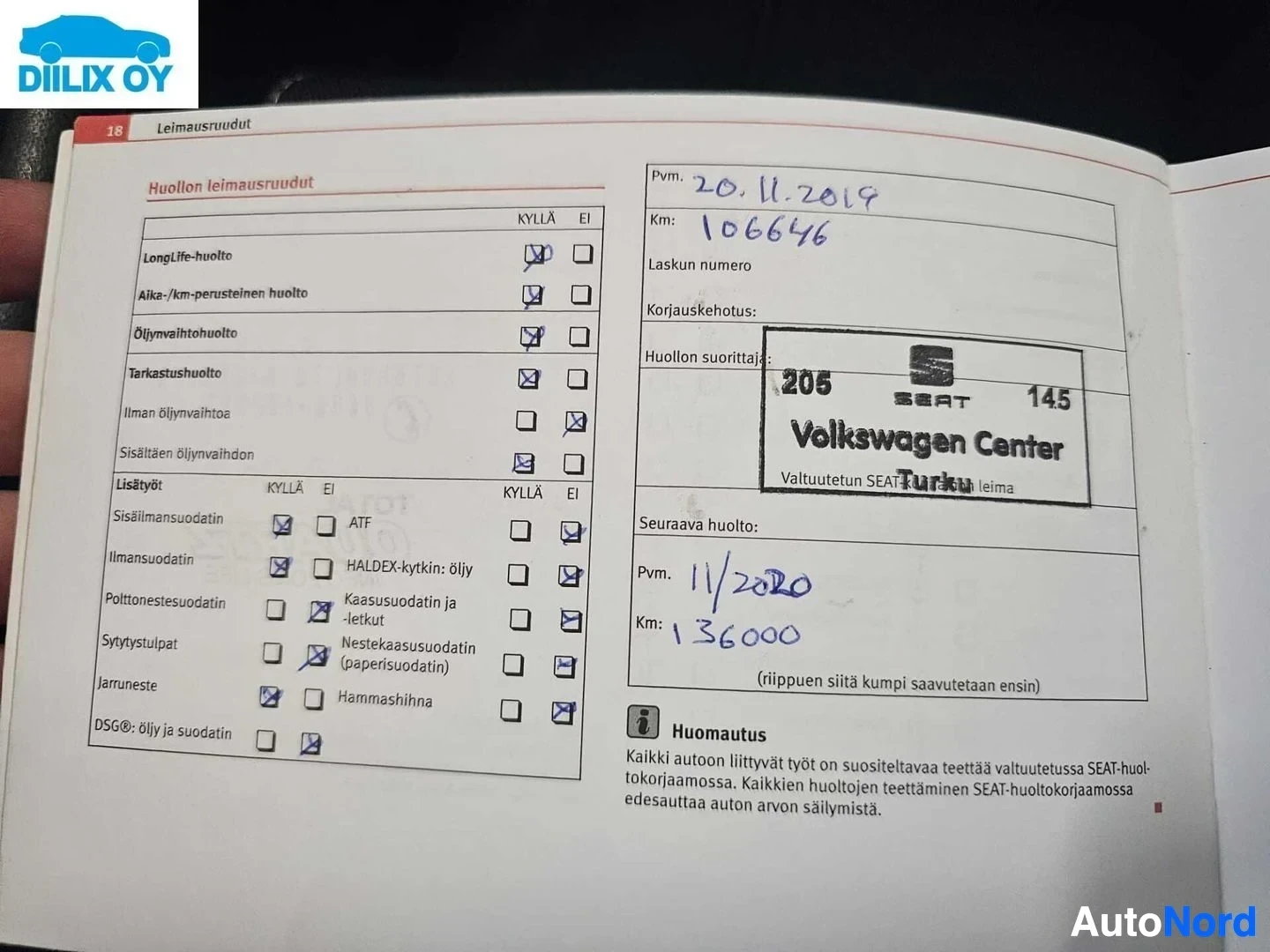 Asiakirja: Avoin huoltokirja sivu, jossa näkyy huoltotaulukko ja käsinkirjoitettuja merkintöjä, sekä Volkswagen Center -tarra huollon suorittajasta