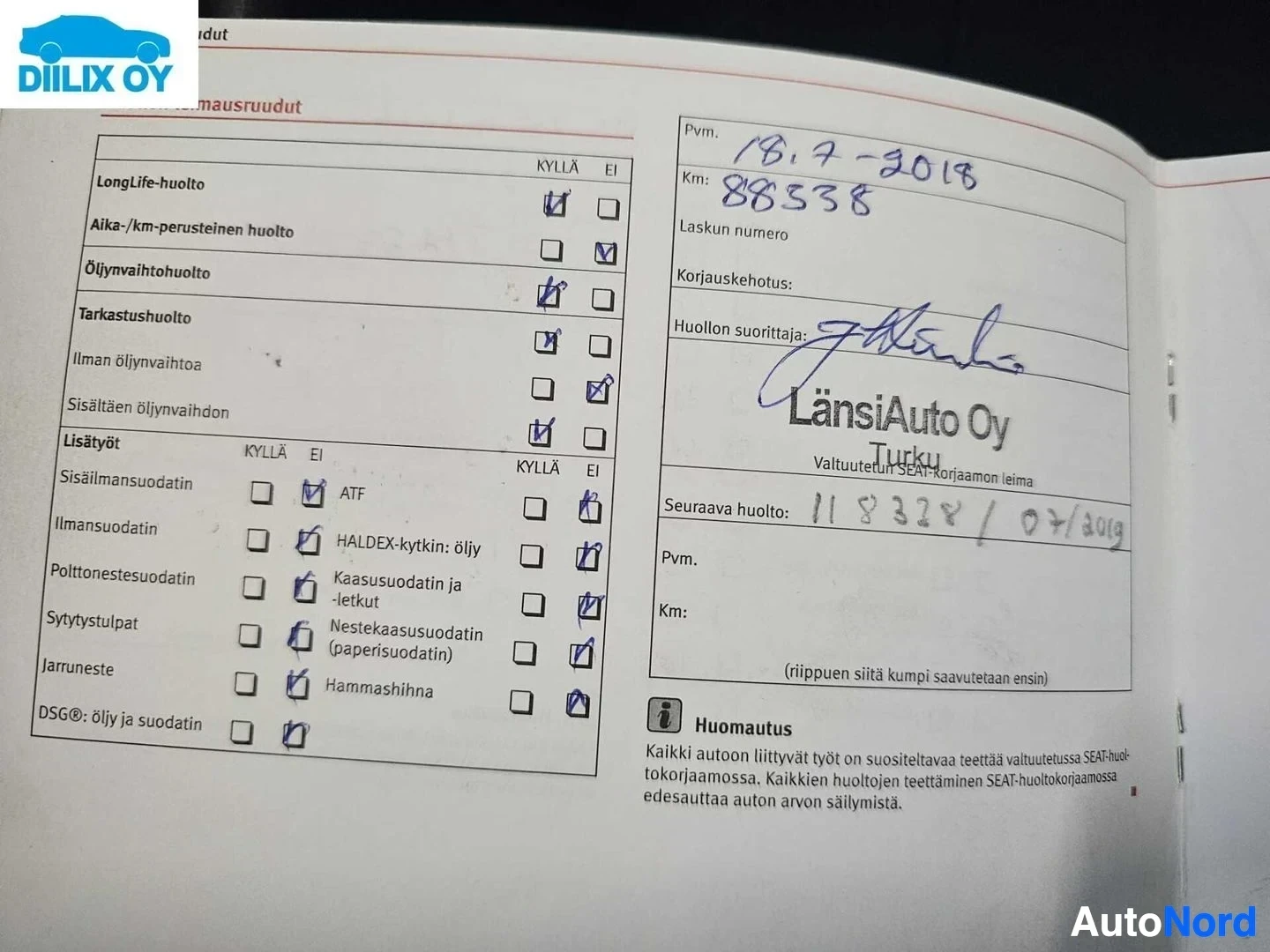 Asiakirja: Avoin huoltokirja sivu, jossa näkyy huoltotaulukko ja käsinkirjoitettuja merkintöjä sekä LänsiAuto Oy -painatus huollon suorittajasta