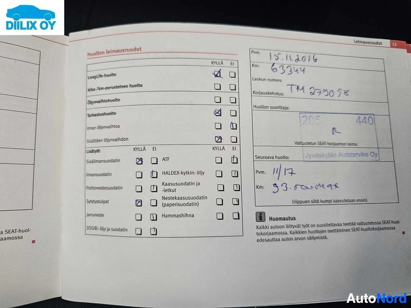 Asiakirja: Auton huoltokirja avattuna, näkyy Seat-huollon tarkastuslistat ja manuaaliset merkinnät.