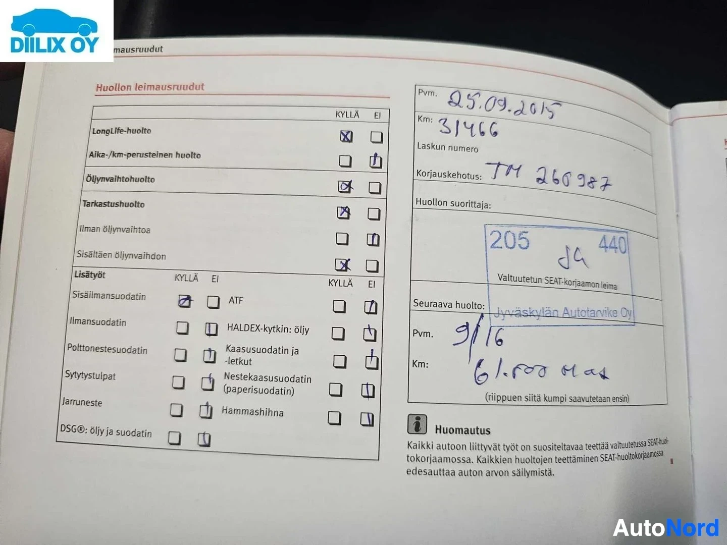 Asiakirja: Auton huoltokirja avattuna, näkyy Seat-huollon tarkastuslistat ja käsinkirjoitetut merkinnät huoltotiedoista.