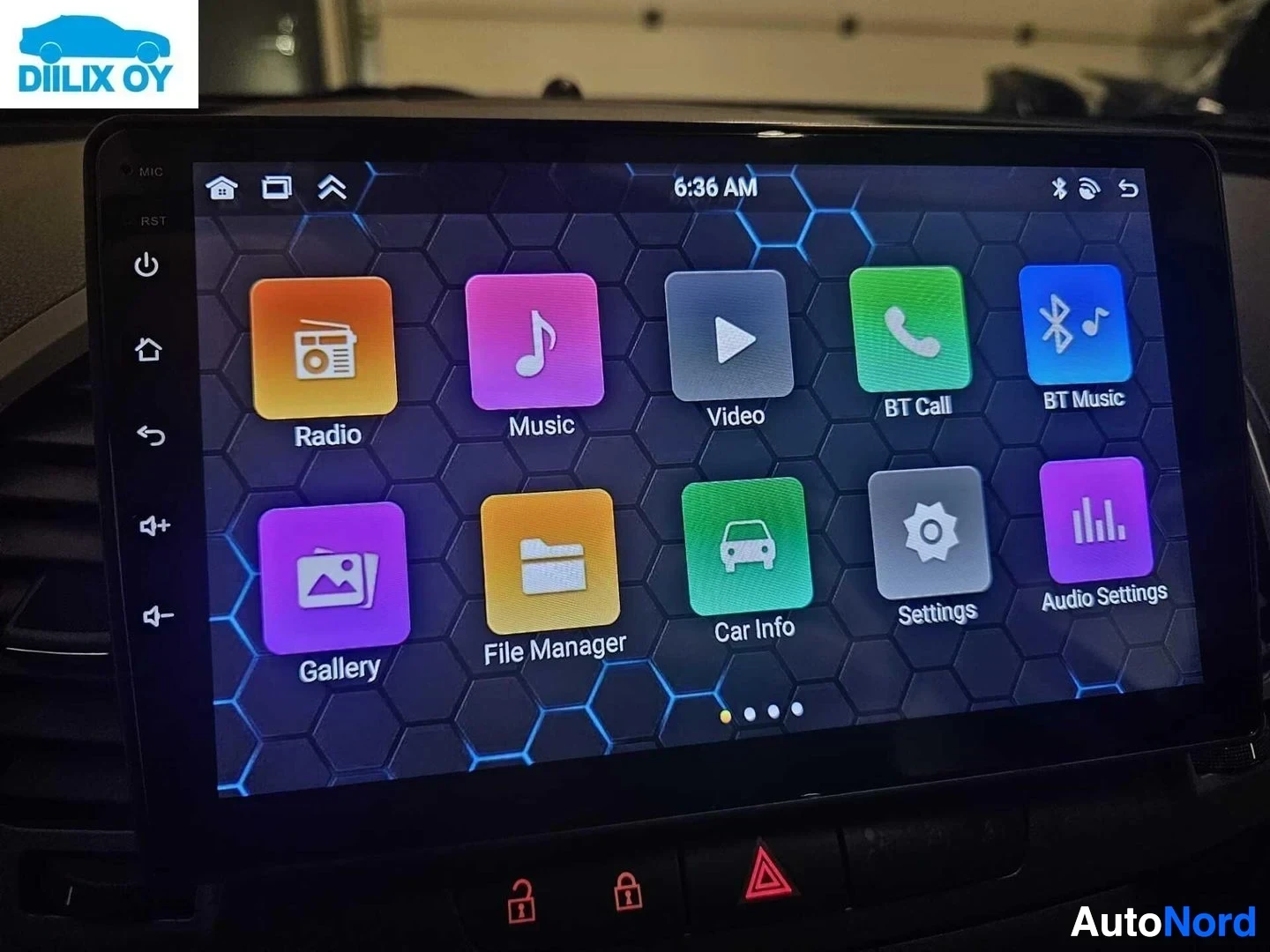 Ohjaamo: Infotainment-näyttö näyttää sovellusvalikkon kuvakkeilla: Radio, Musiikki, Video, BT Call, BT Music, Gallery, File Manager, Car Info, Settings ja Audio Settings