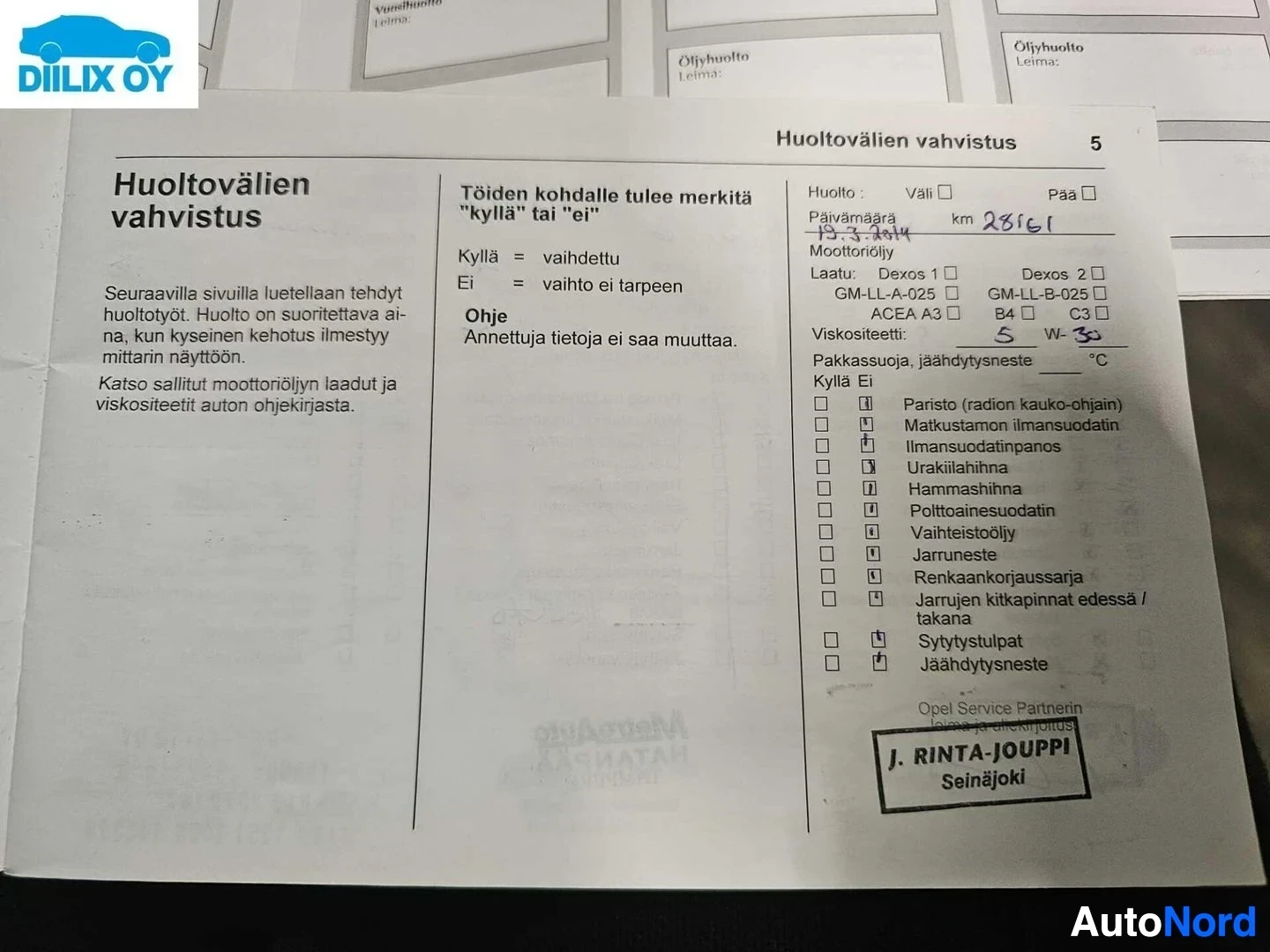 Asiakirja: Opel-huoltokirjan sivu 5, huoltovälien vahvistus -lomake, täytetty käsin. Näkyvissä moottorin laatu, ajoneuvo ja viskositeettitieto sekä listaus mahdollisista v