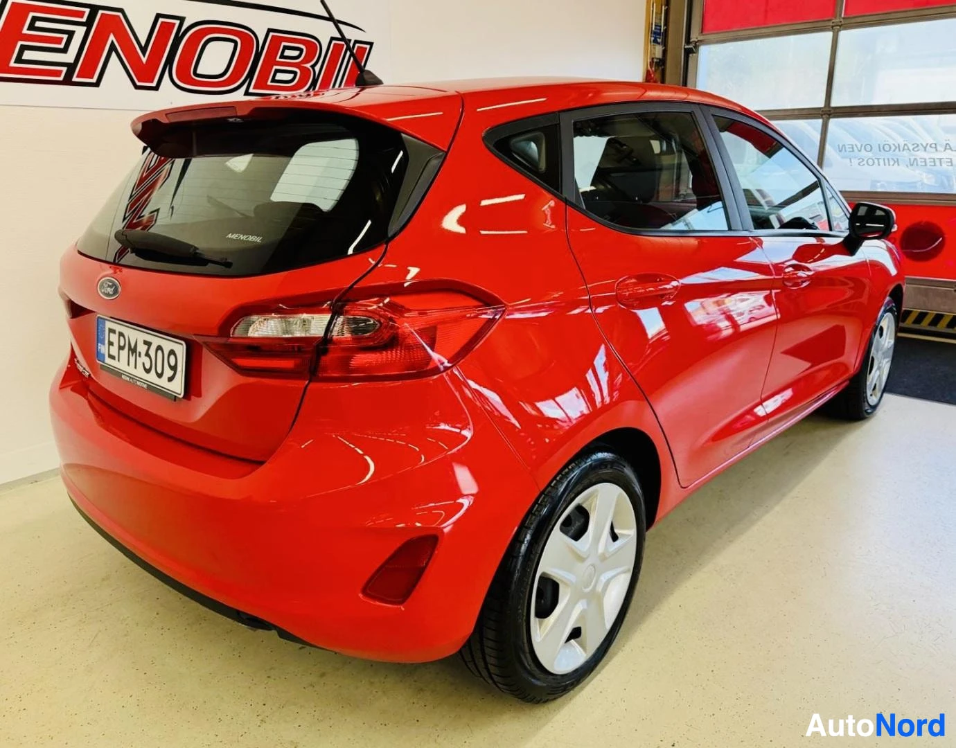 Takaa: Punainen Ford Fiesta takaosasta, kuvattu varastolla, rekisterikilvessä teksti EPM309.