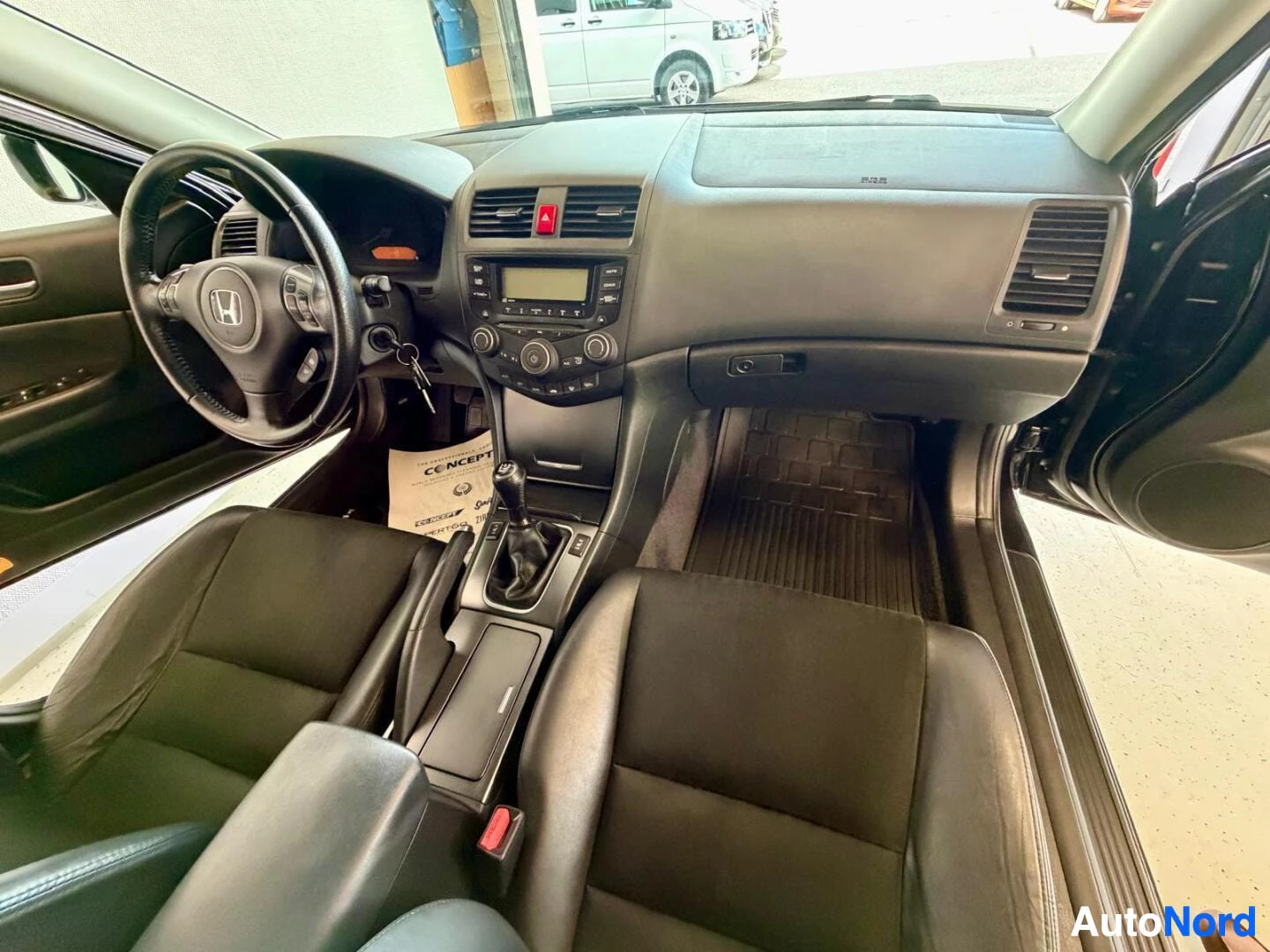 Musta Honda Accord 2007, ohjaamo, kuva 9