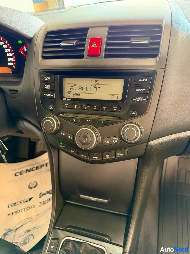 Musta Honda Accord 2007, yksityiskohta, kuva 15