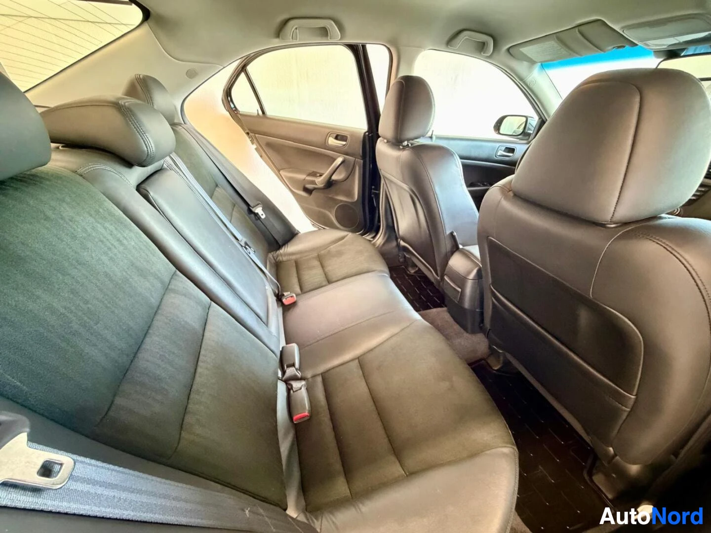 Musta Honda Accord 2007, ohjaamo, kuva 10