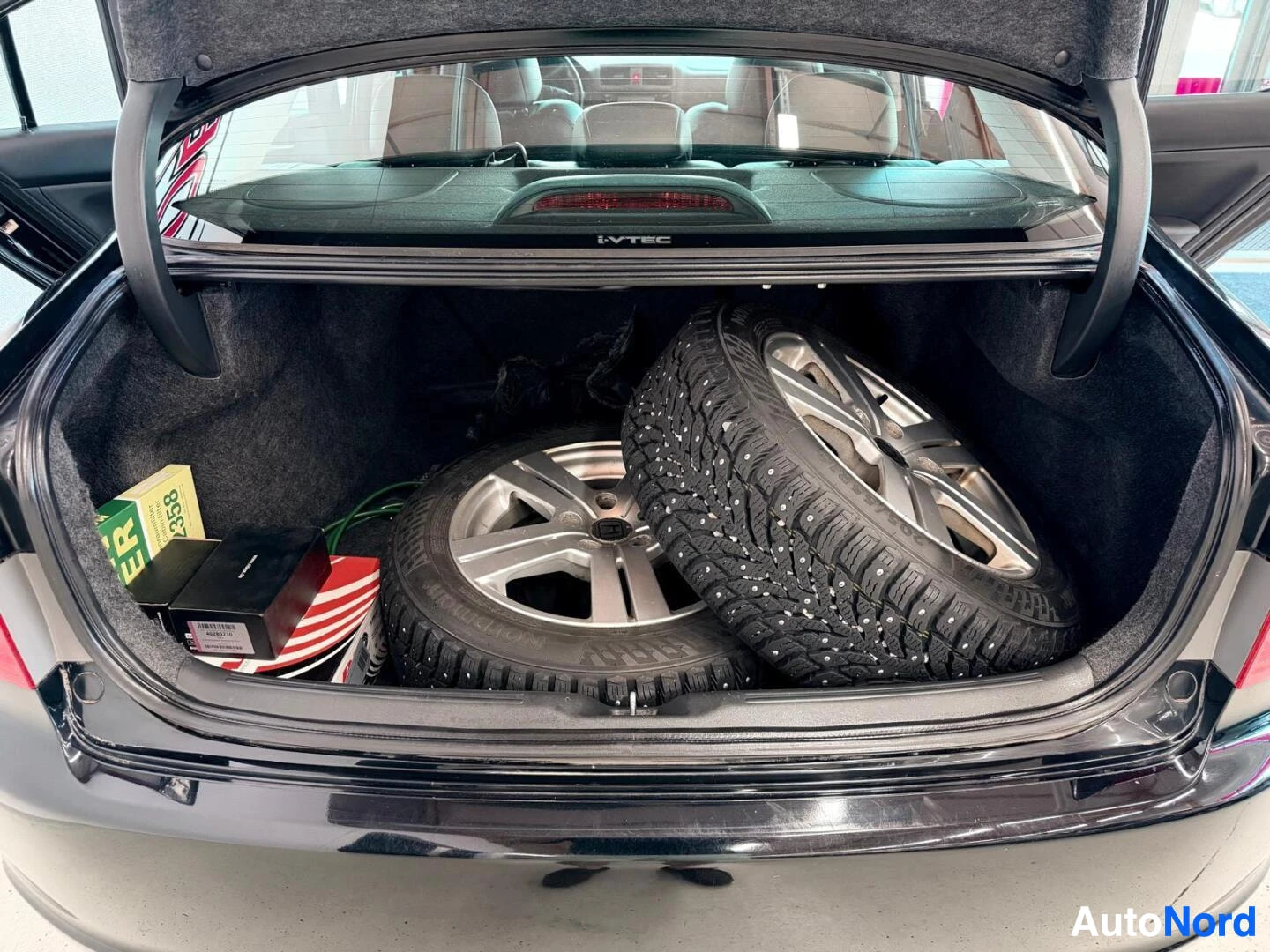 Musta Honda Accord 2007, tavaratila, kuva 14