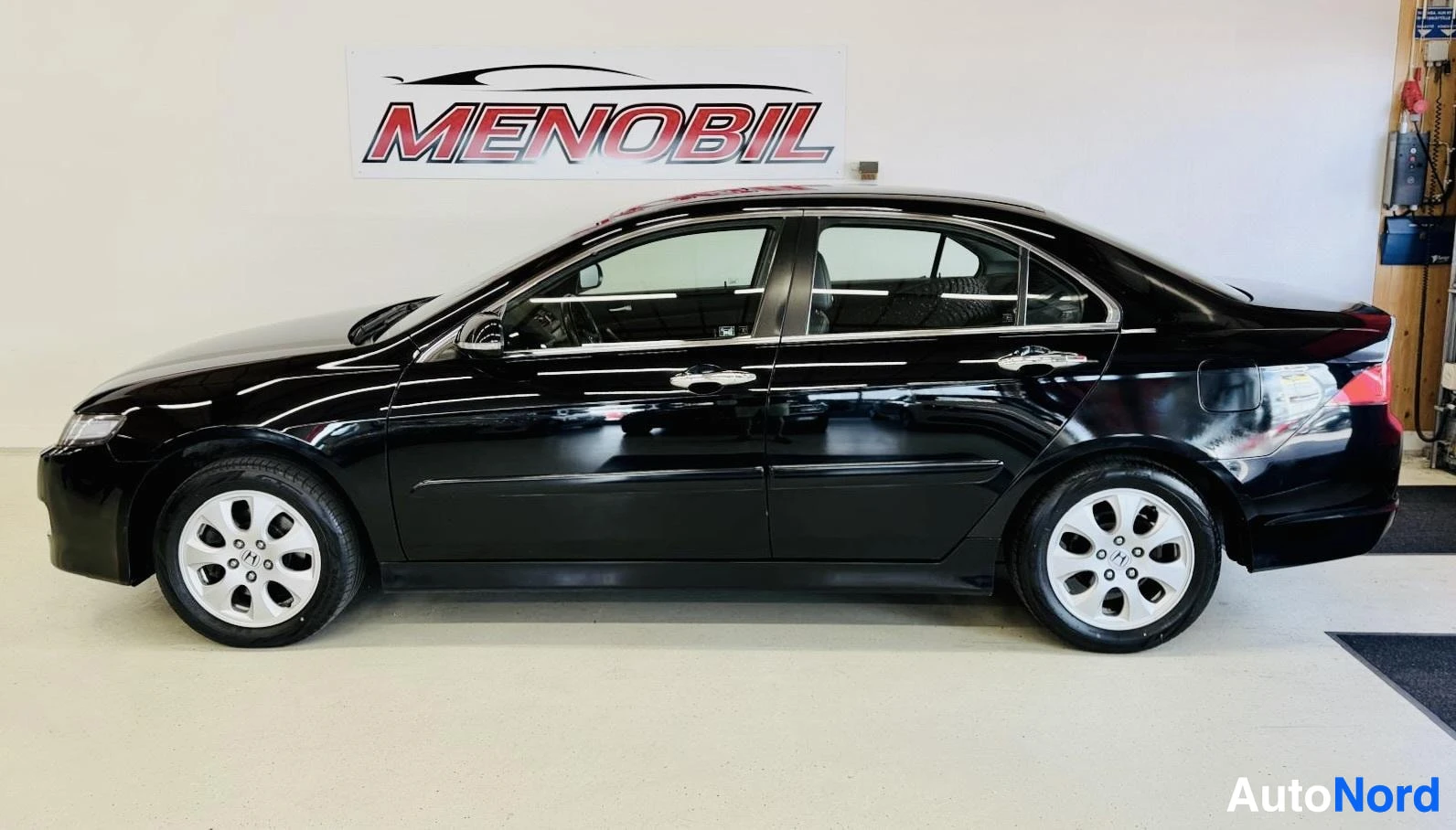 Musta Honda Accord 2007, sivulta, kuva 4