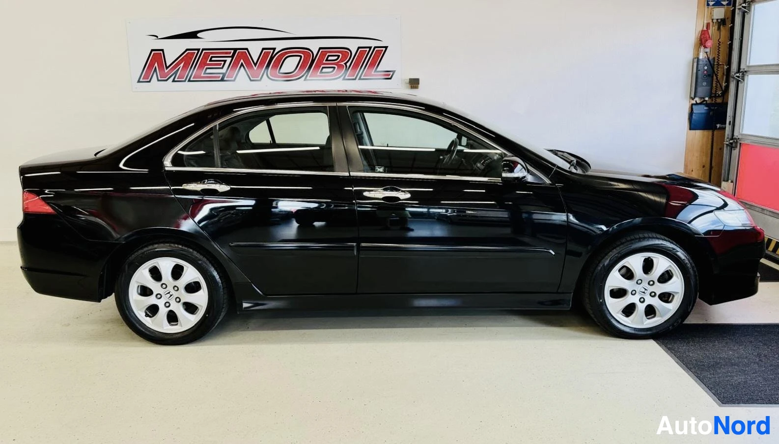 Musta Honda Accord 2007, sivulta, kuva 5