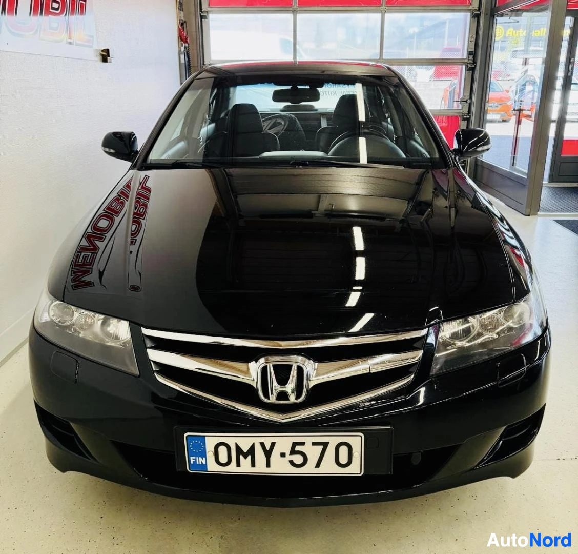 Musta Honda Accord 2007, edestä, kuva 3