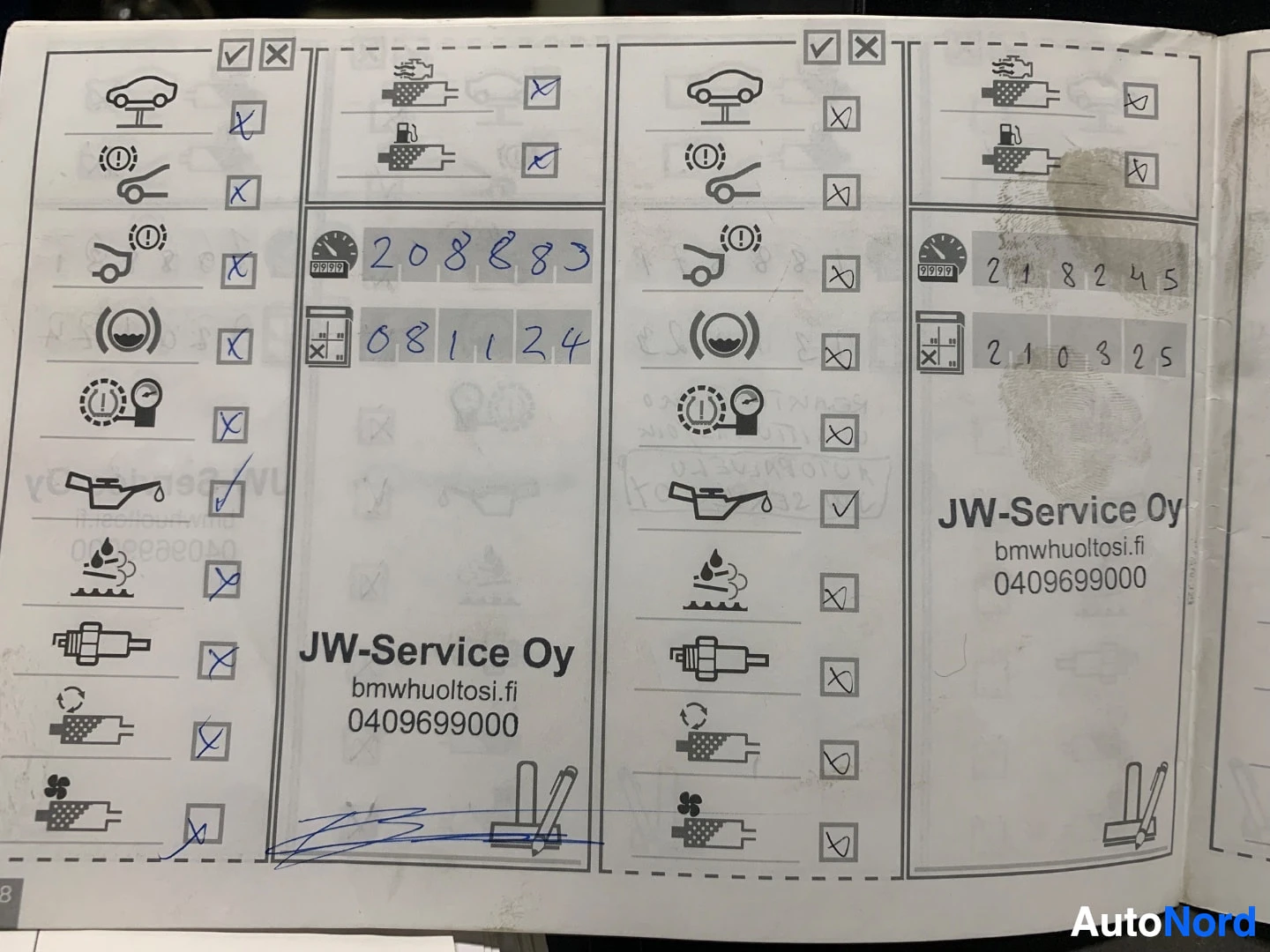 Asiakirja: Avoimen palvelukirjan sivut, joissa näkyy huoltotallenteet BMW-huoltoliikkeeltä JW-Service Oy:ltä. Sivuilla näkyy erilaisia huoltoikoneita, tarkistusruutuja ja