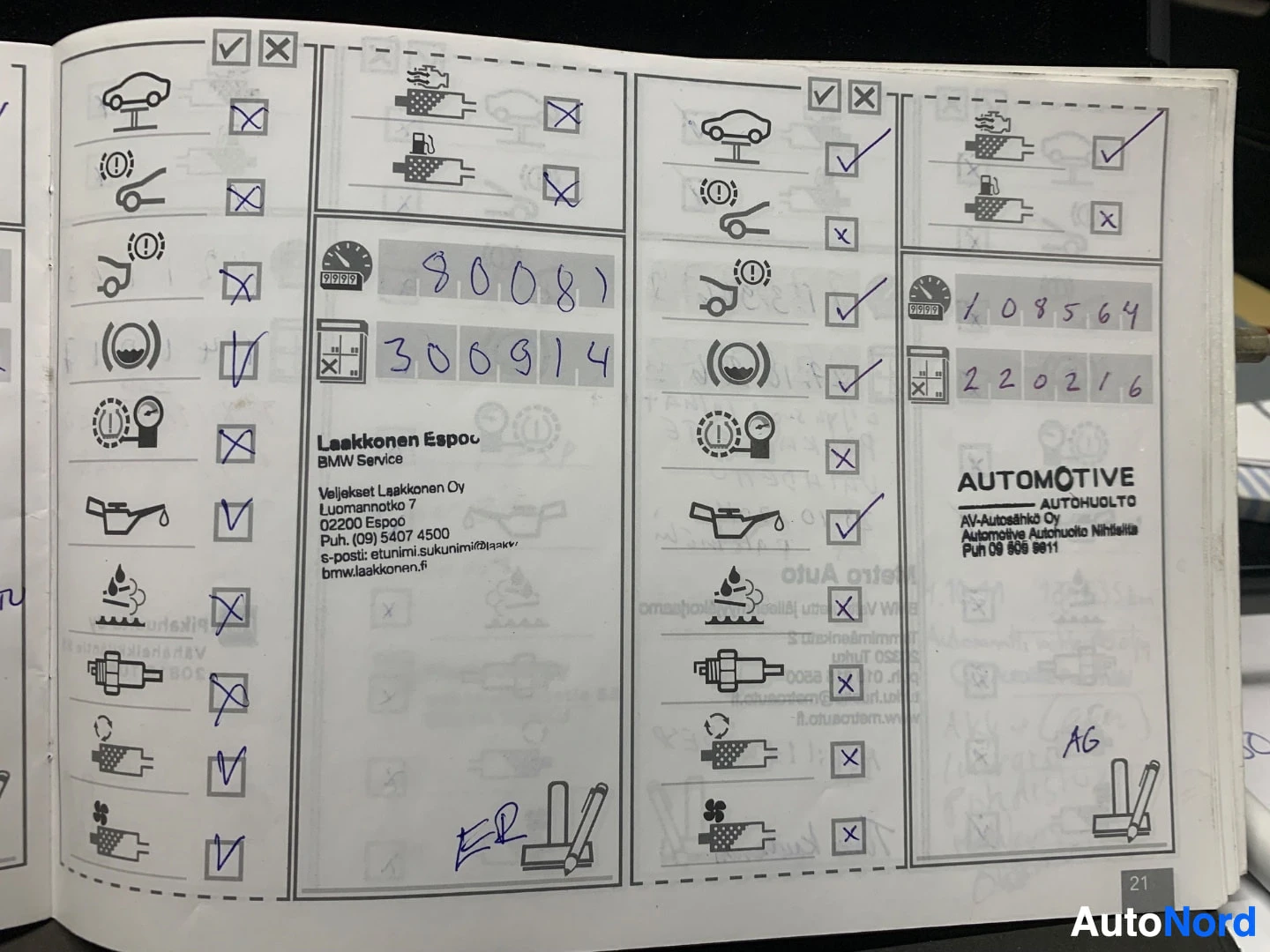 Asiakirja: Avoin BMW-huoltokirja sivu, jossa huoltohistoria, palvelut merkitty rastilla, mittariaika-arvot ja Laakkosen Espoon BMW Service -yhteystiedot