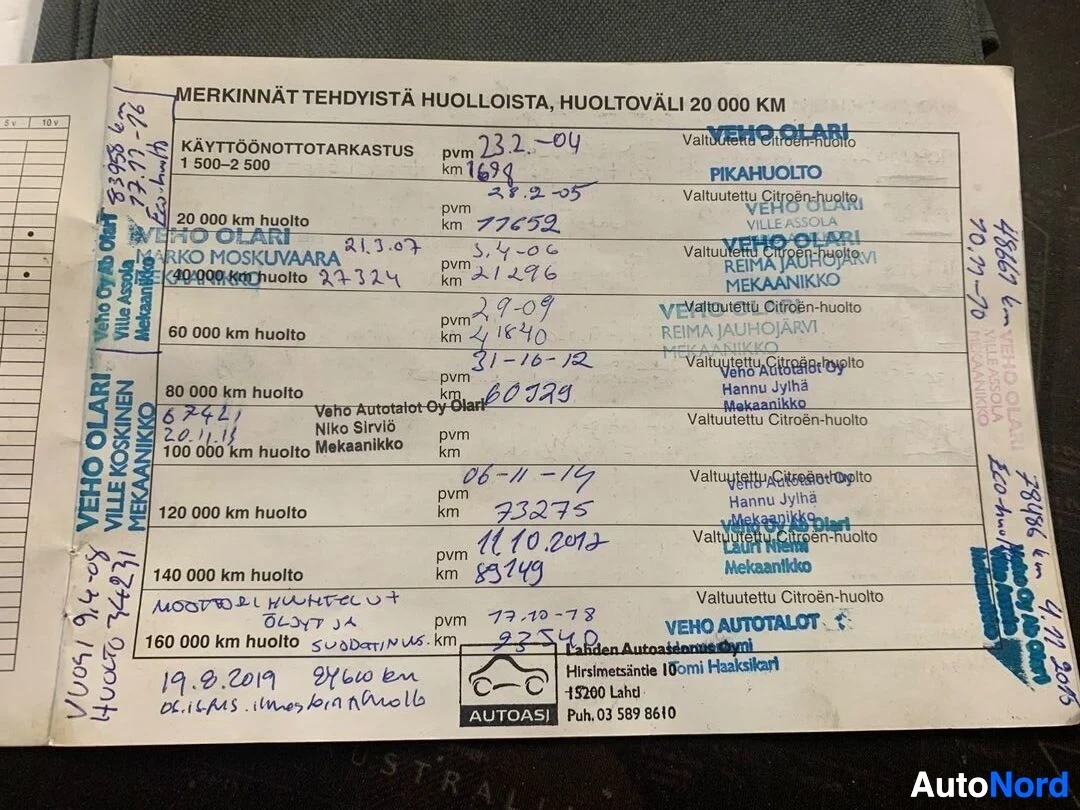 Asiakirja: Merkkikirja-aineiston sivu, jossa huoltokirja merkintöjä, värilliset leimoja ja käsin kirjoitettuja muistiinpanoja. Listattu huoltovälit 20000 km:n välein, näky