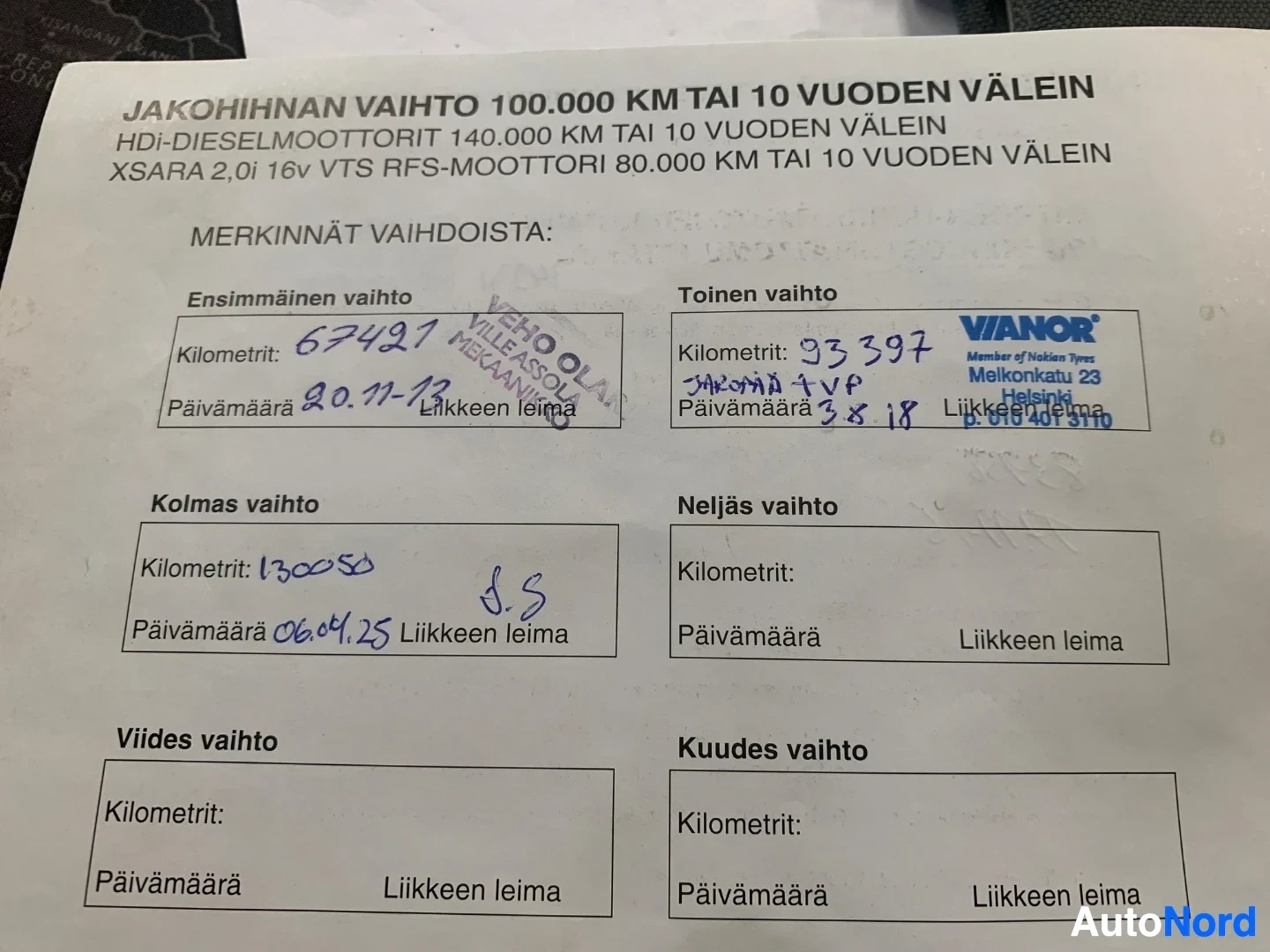Asiakirja: Palvelunhistoria-dokumentti, joka näyttää kolmen eri ajoneuvon vaihtotyöt ja niihin liittyvät kilometriluvut sekä päivämäärät.