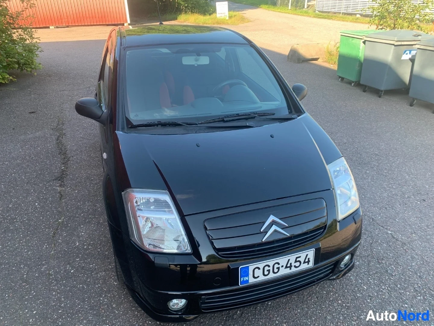 Edestä: Musta Citroën C2 edestä, rekisterikilvessä, pääsivu näkyvissä kokonaan