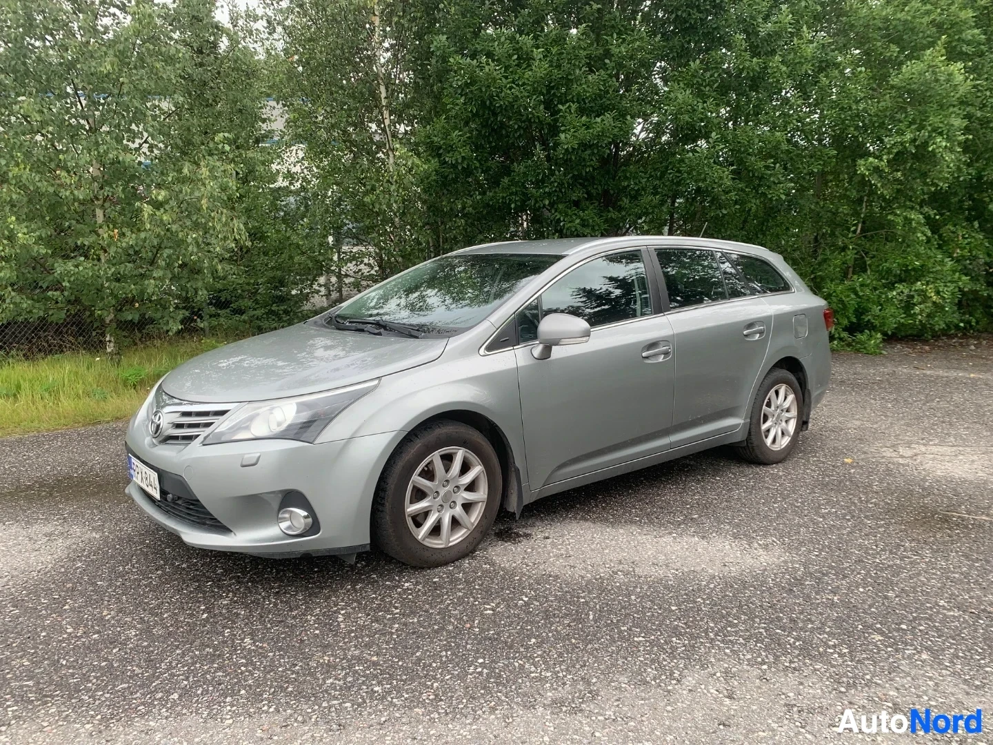 Etuviisto, nokka vasemmalle: Hopeanvärinen Toyota-monivaunuauto näkymässä vasemmalta puolelta, koko ajoneuvo näkyvissä.